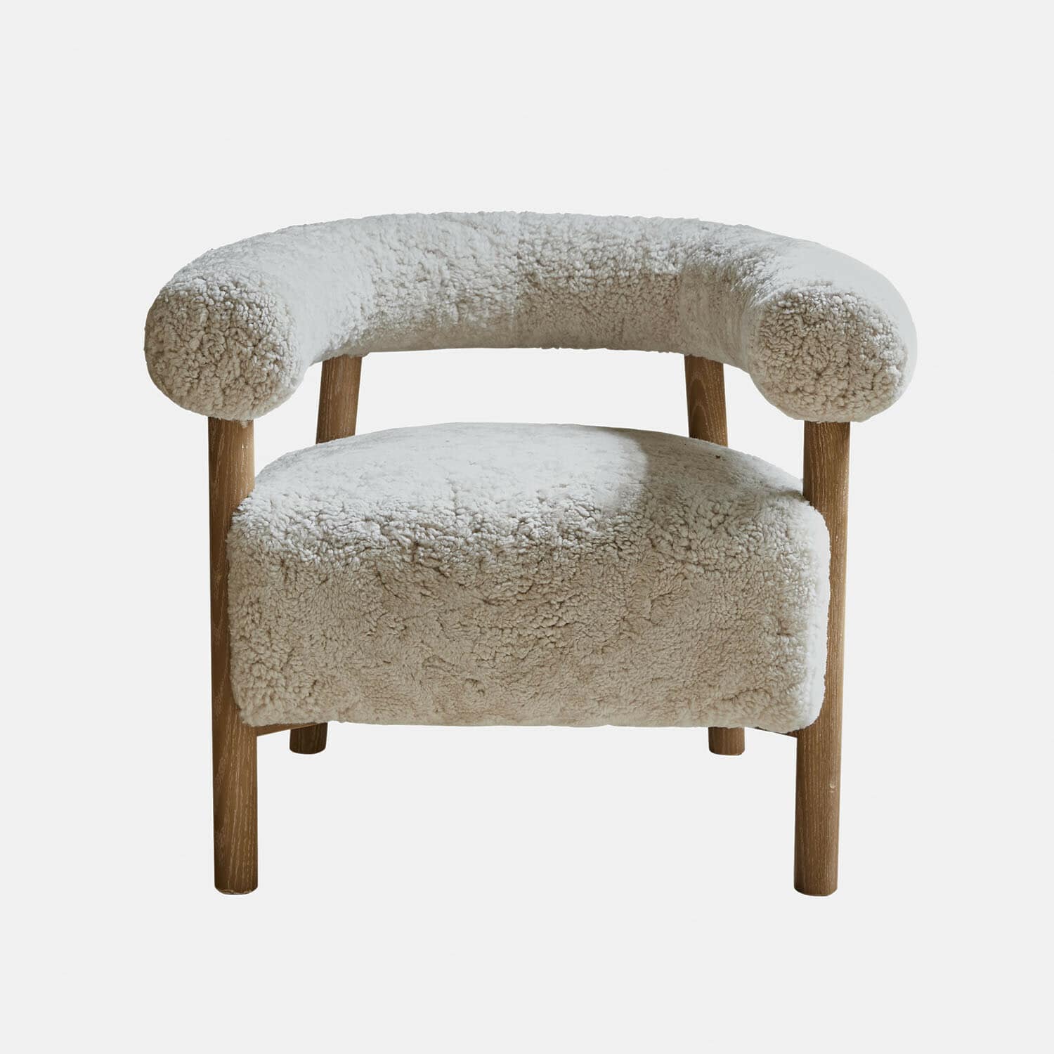 Lichtbeige fauteuil met zachte stof en houten poten voor een gezellige woonkamer