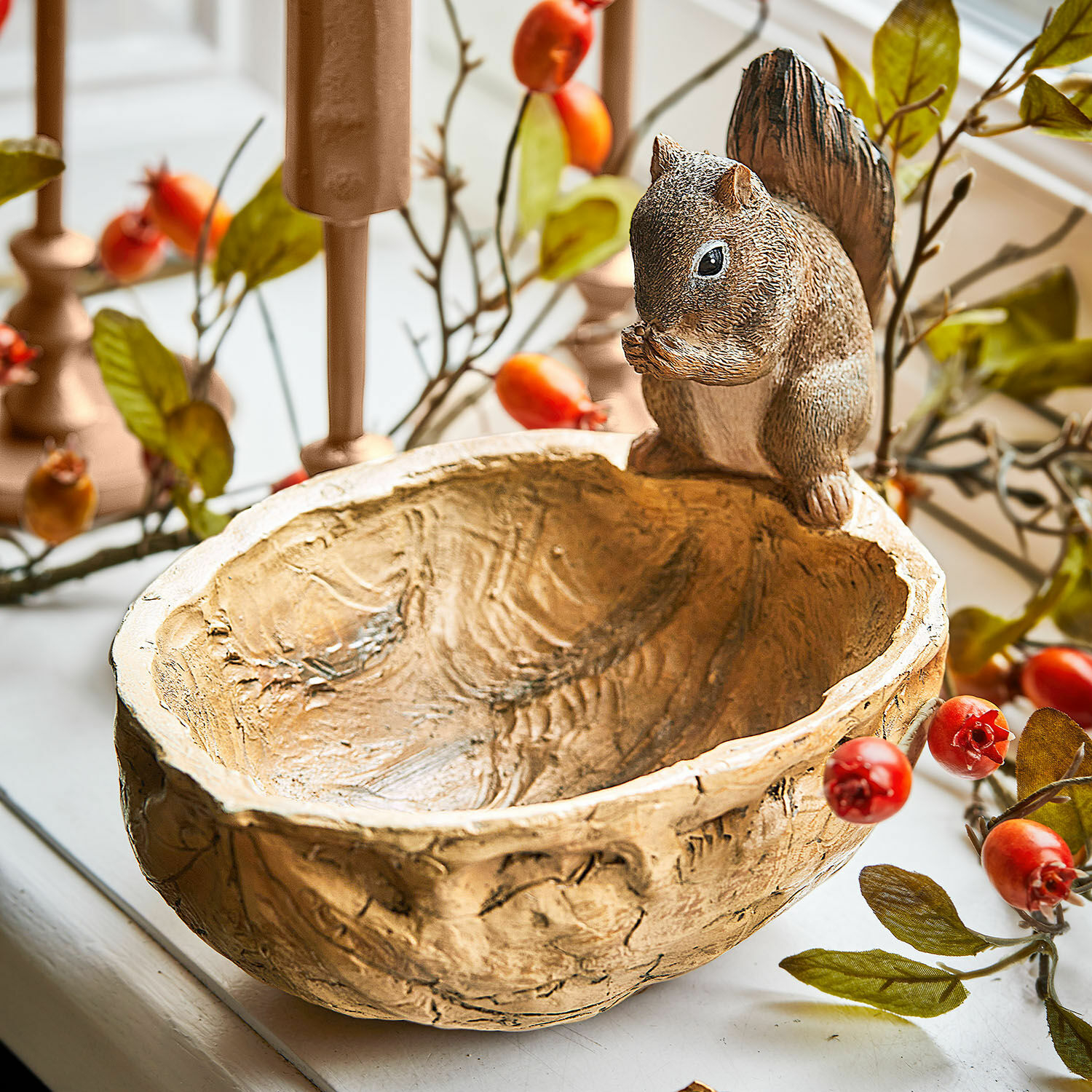 Decoratieve beige kom van hars met eekhoornfiguur, tafel- en interieurdecoratie