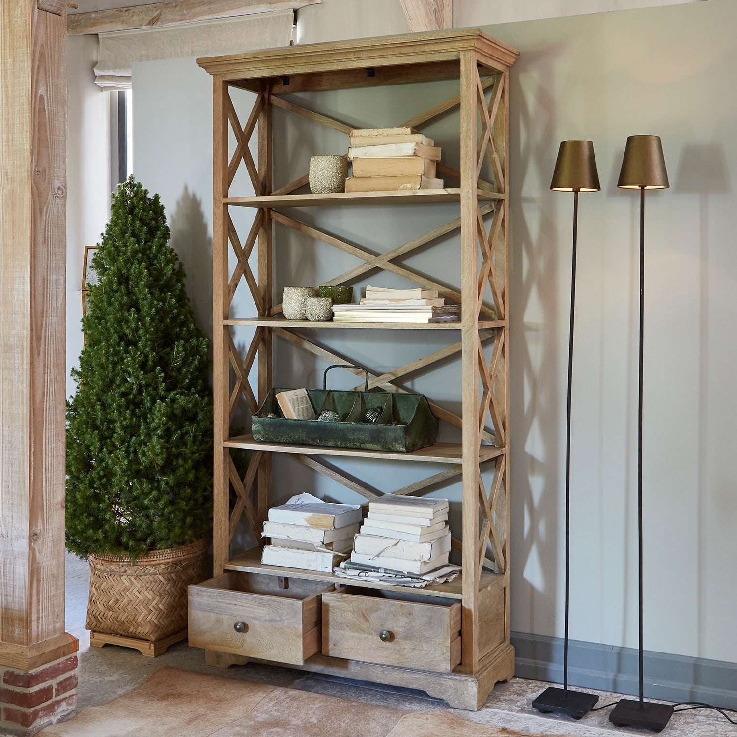 Wandrek Vélu Houten open kast in natuurlijke kleur met laden, boeken en decoraties in woonkamer