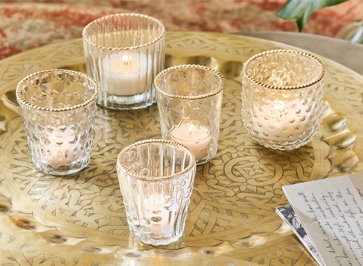 Set van vijf glazen theelichthouders met gouden rand op decoratieve messing schaal