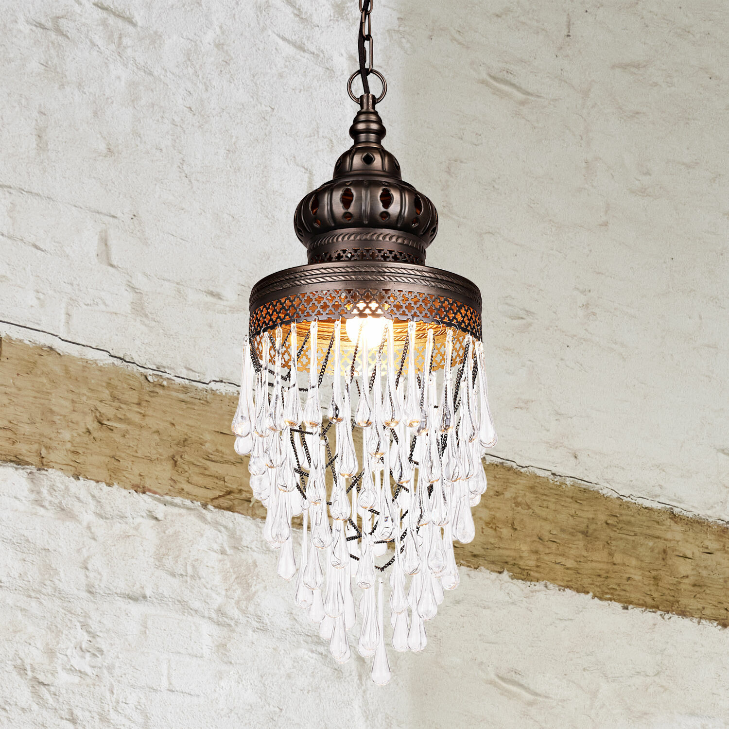 Hanglamp van koperkleurig metaal met transparante glazen druppels, decoratieve plafondlamp