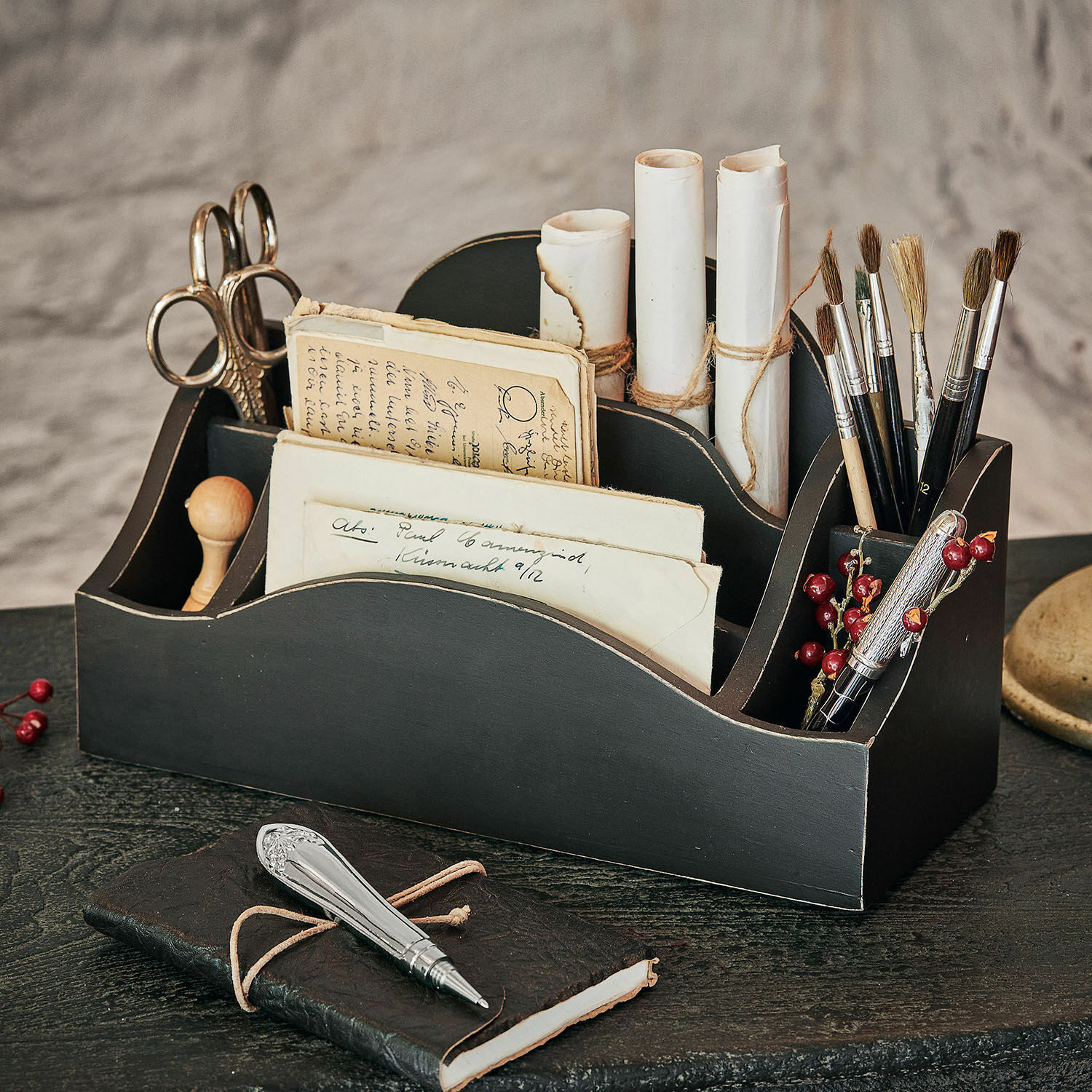 Organizer Jaina Zwarte houten bureau-organizer met vakken voor penselen, schaar en brieven, vintage stijl