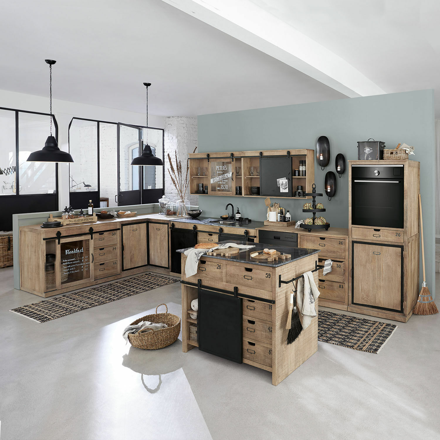 Keukenkast set van 5 Oakland Ruime keuken met licht houten meubels en zwarte metalen accenten, moderne industriële stijl