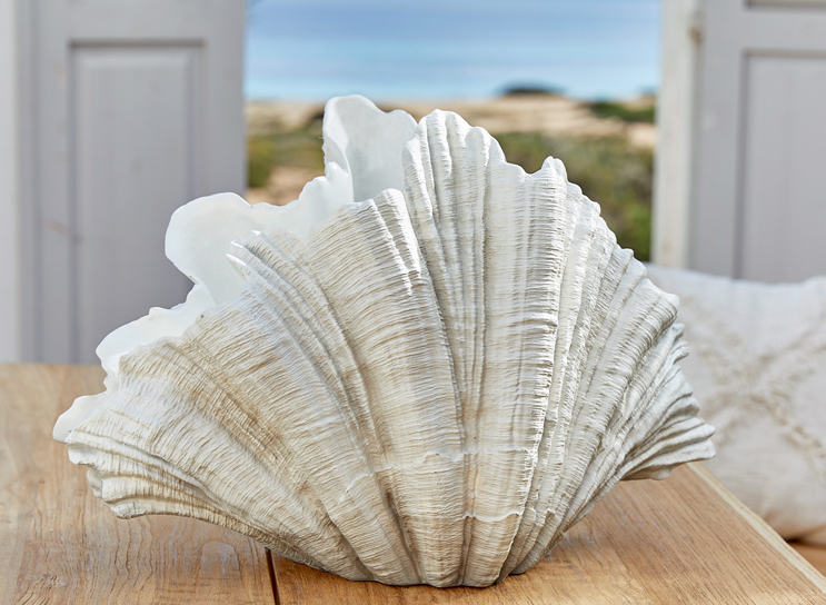 Witte schelpendecoratie op houten tafel in maritieme interieurstijl
