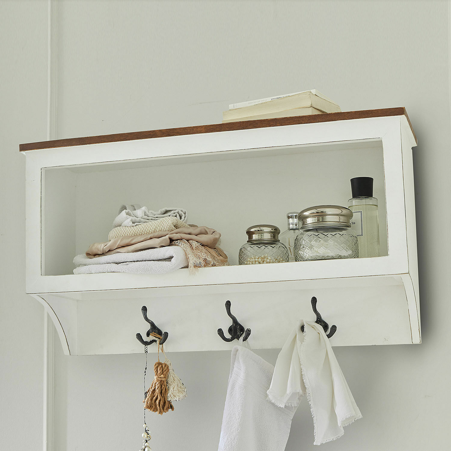 Wandkapstok Farmington Witte houten wandplank met haken, handdoeken en glazen potten voor de badkamer
