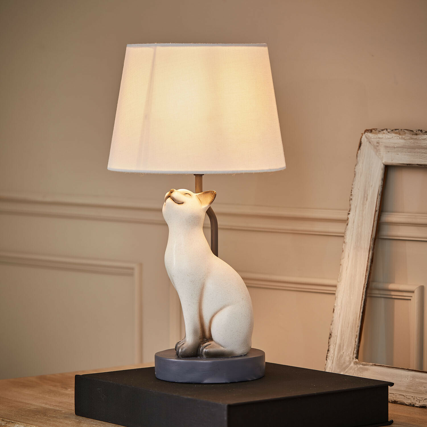 Tafellamp Ormeya Tafellamp met witte keramische kattenvoet en crèmekleurige kap voor woonkamer
