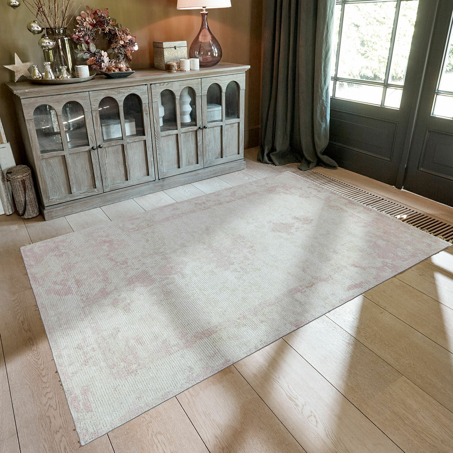 Lichte beige en roze vloerkleed op houten vloer in gezellige kamer