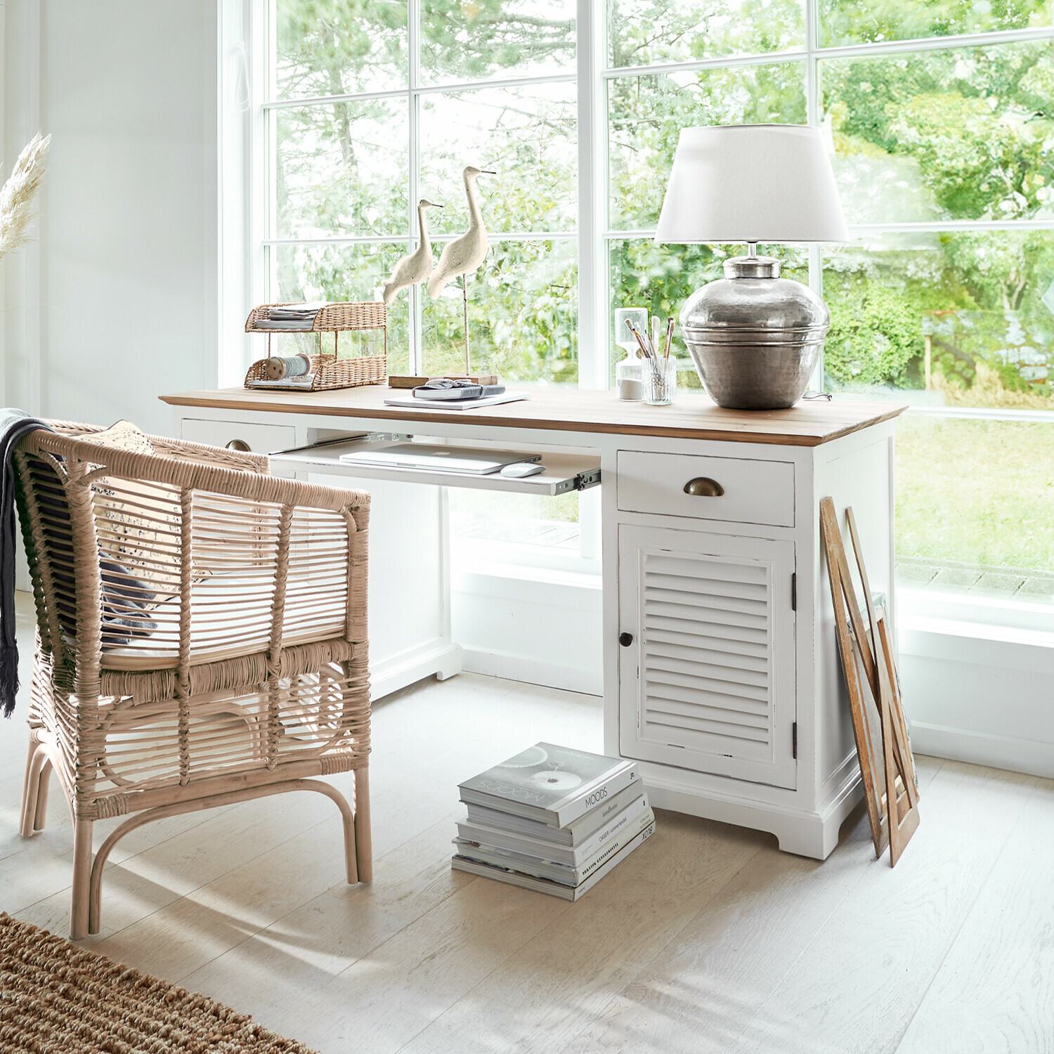 Witte houten bureau met natuurlijk blad en rotan stoel in lichte, gezellige kamer