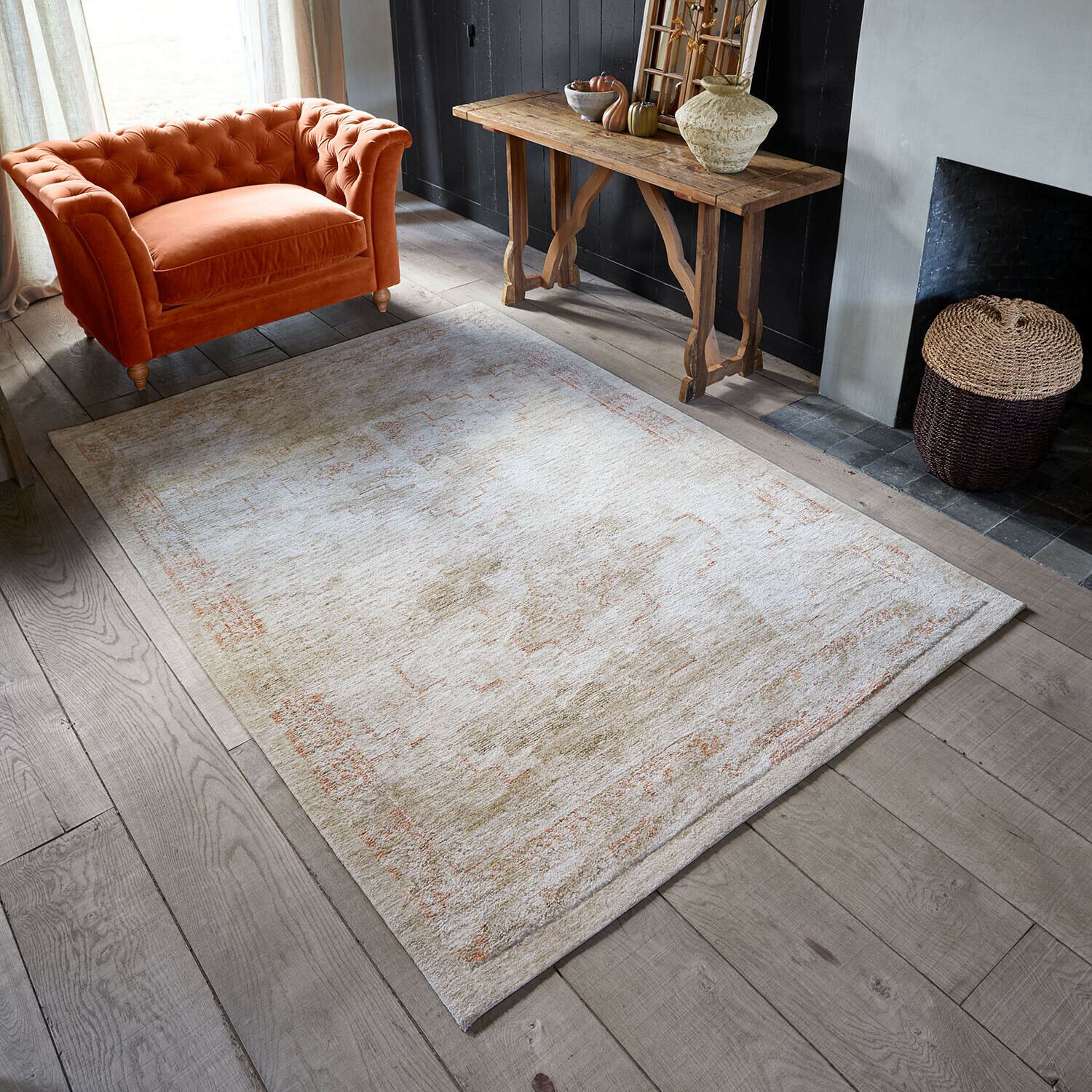 Vloerkleed Soravitto Lichte vloerkleed met subtiel beige en oranje patroon op houten vloer in woonkamer