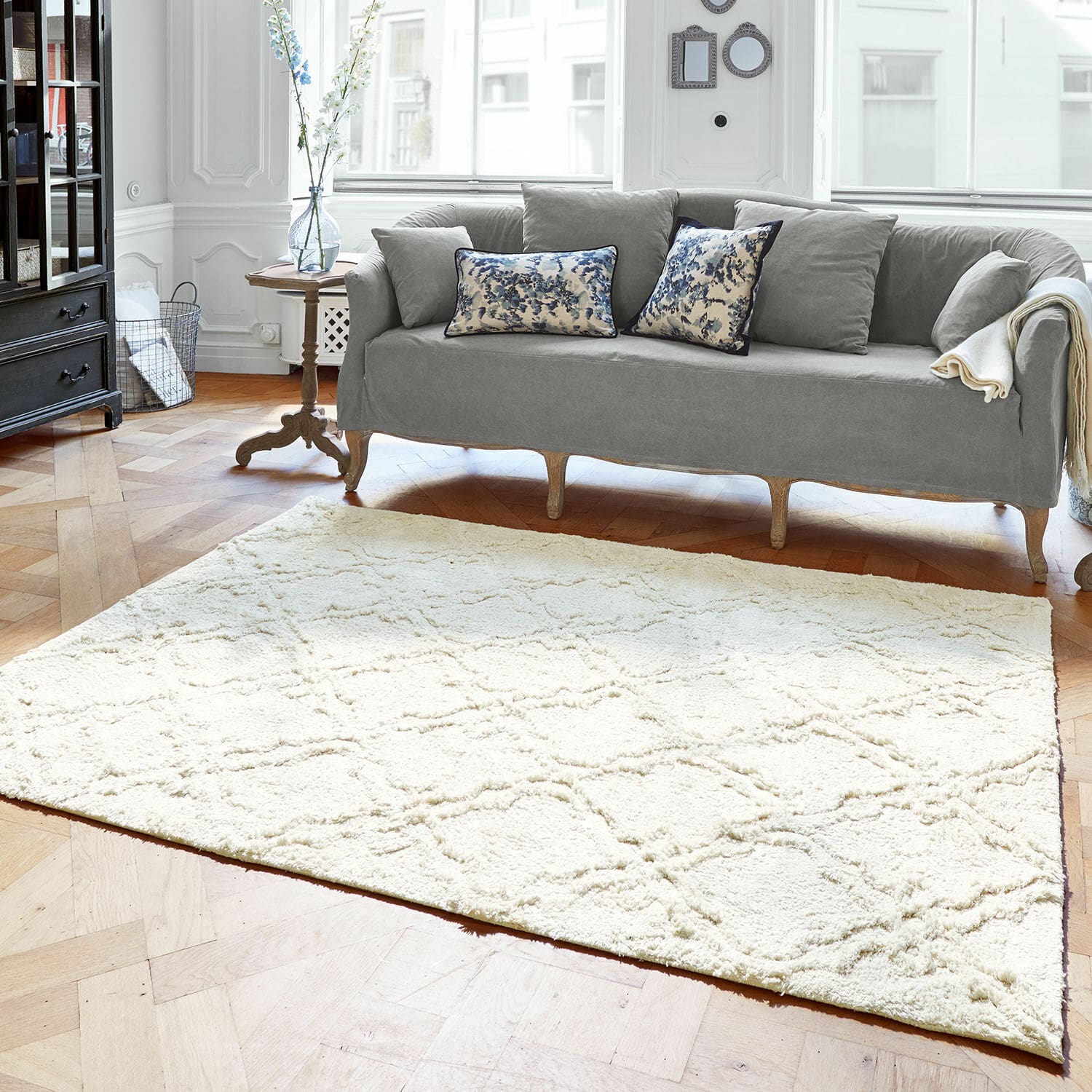 Vloerkleed Petrus Lichte vloerkleed van zacht materiaal met geometrisch patroon in moderne woonkamer met grijze bank