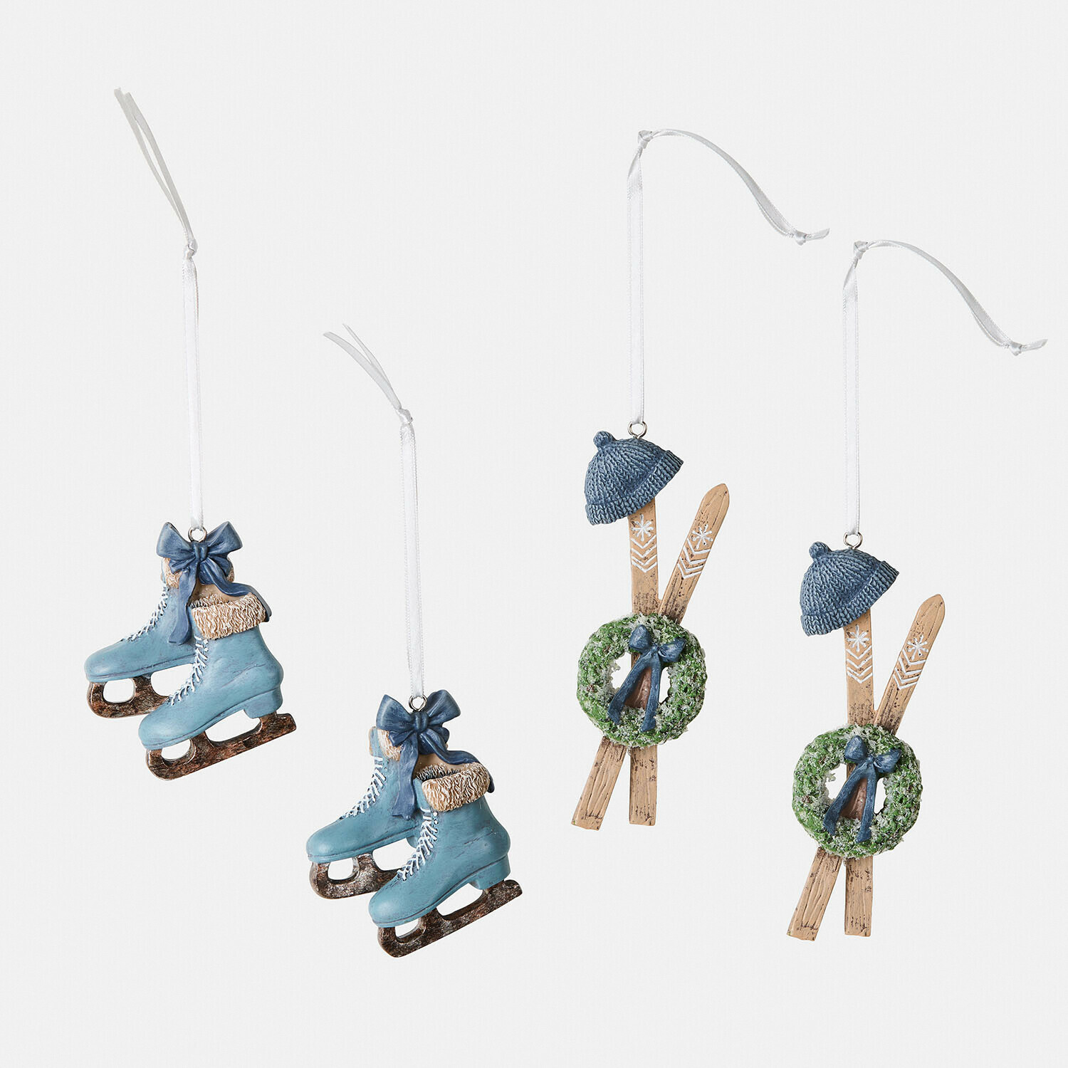 Hanger set van 4 Papeta Set van 4 kerstversieringen met blauwe schaatsen en ski's met groene krans en gebreide muts