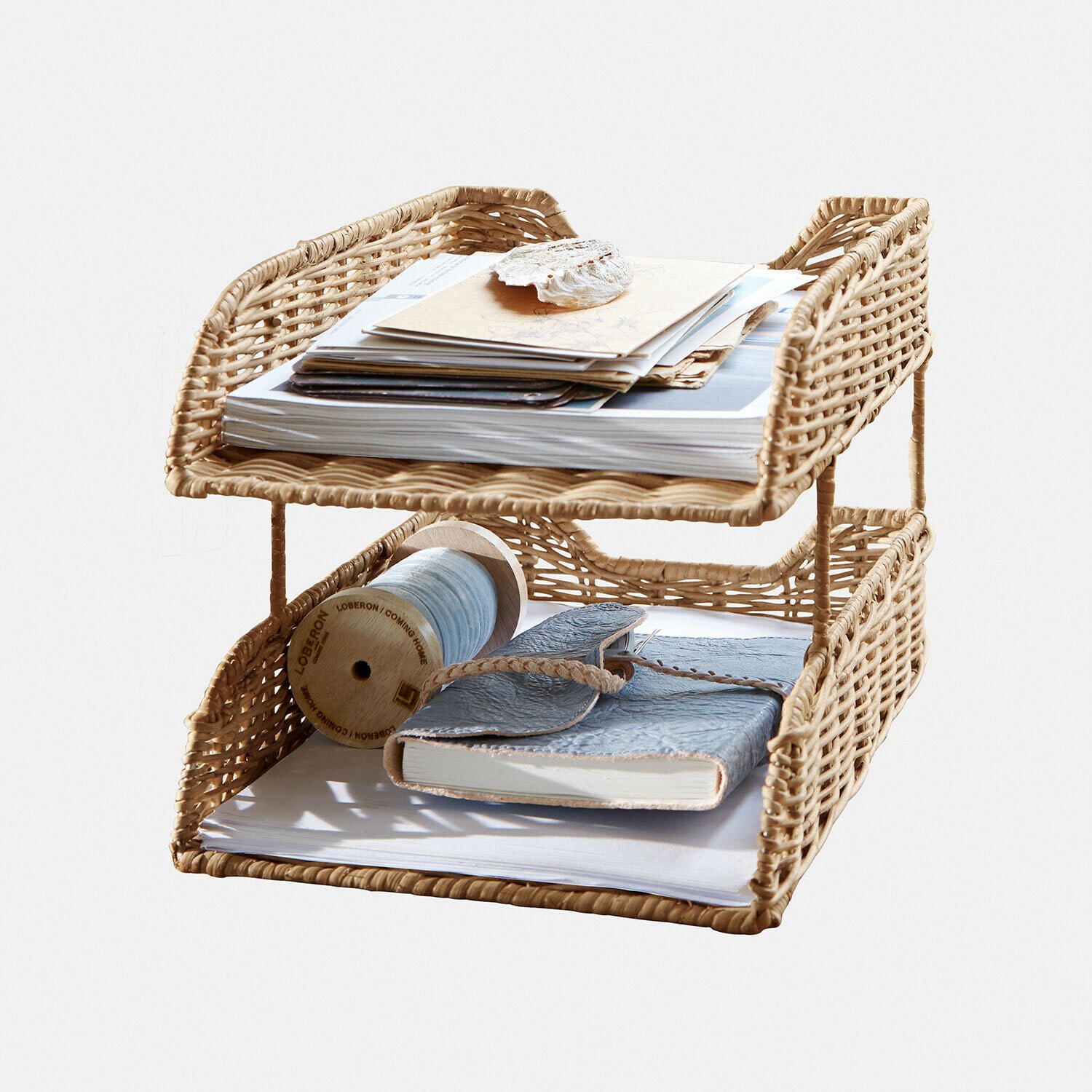 Organizer Brookhavens Twee-laags rieten organizer in natuurlijke kleur met documenten en notitieboek voor bureau