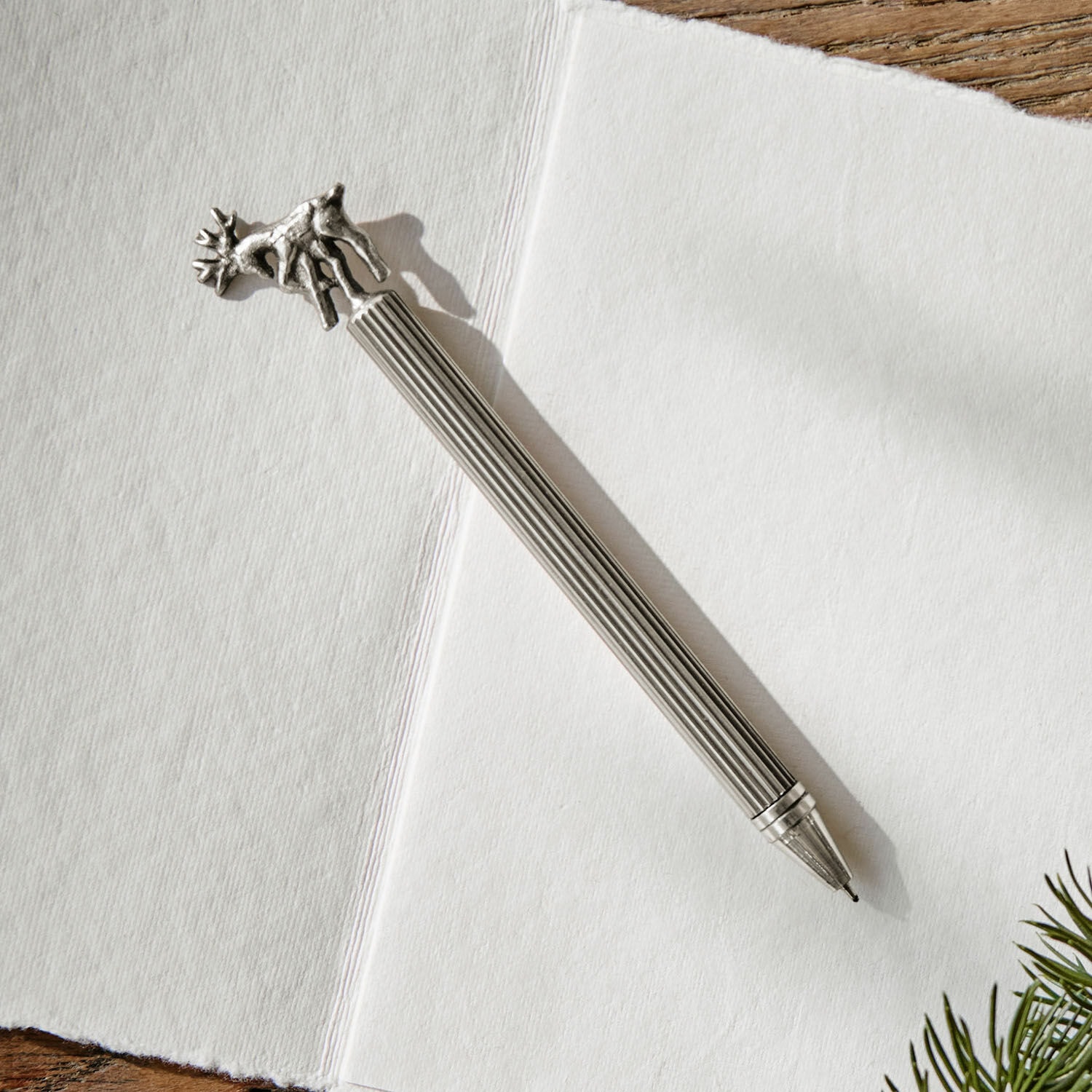 Pen Velandor Elegante metalen pen met hertornament aan het uiteinde, perfect om mee te schrijven en als cadeau