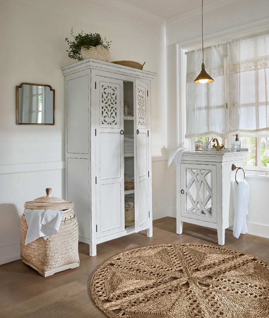 Gewhitewashte meubels in de badkamer