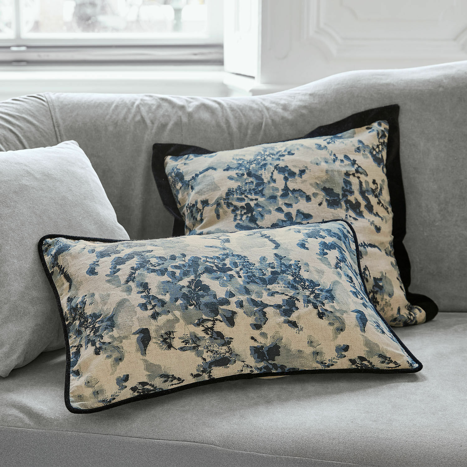 Kussenhoes set van 2 Miretique Decoratieve katoenen kussens in beige-blauw patroon op grijze bank, stijlvolle woonaccessoires