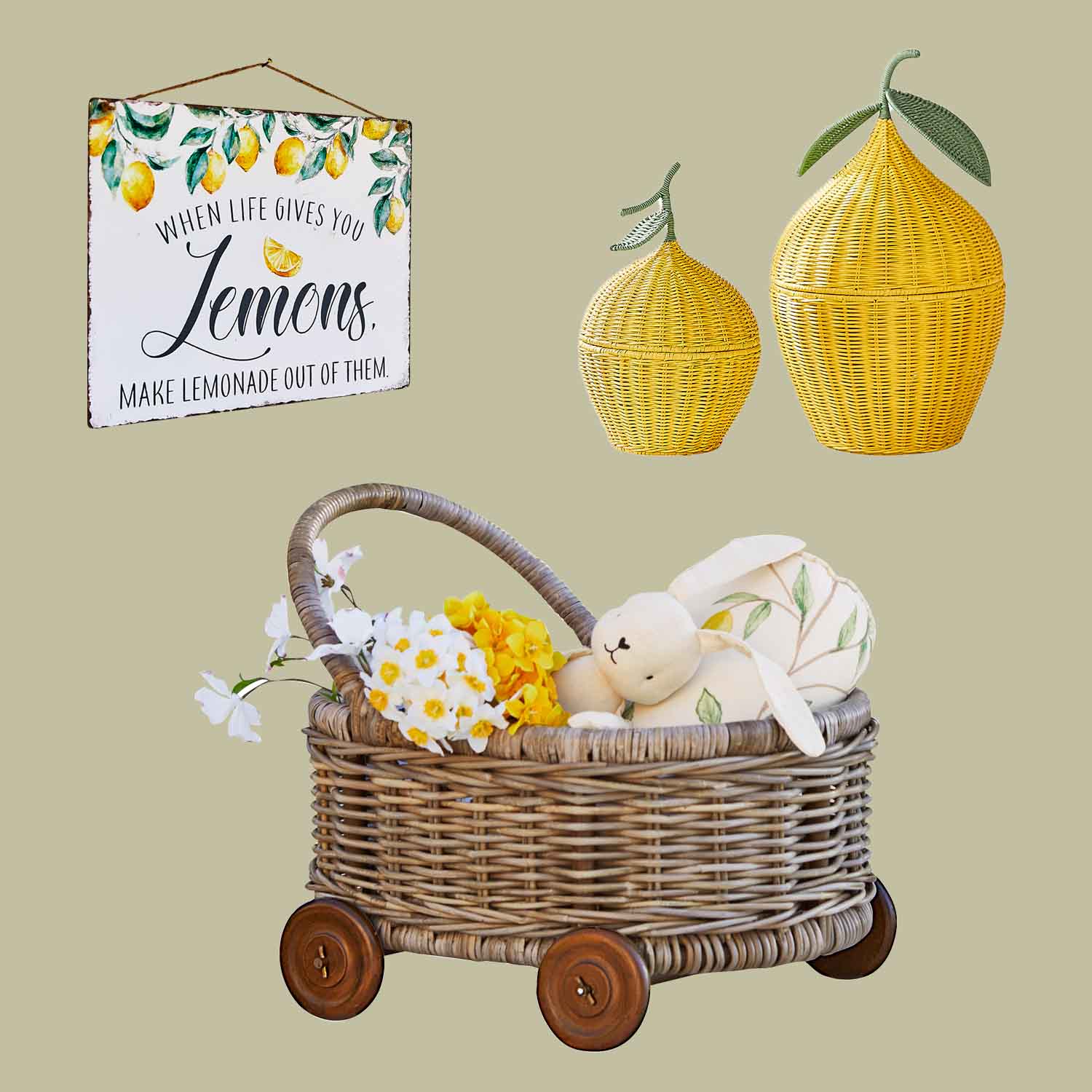 Rieten karretje met pluchen konijn en bloemen, daarnaast twee gele manden in citroenvorm van gevlochten materiaal