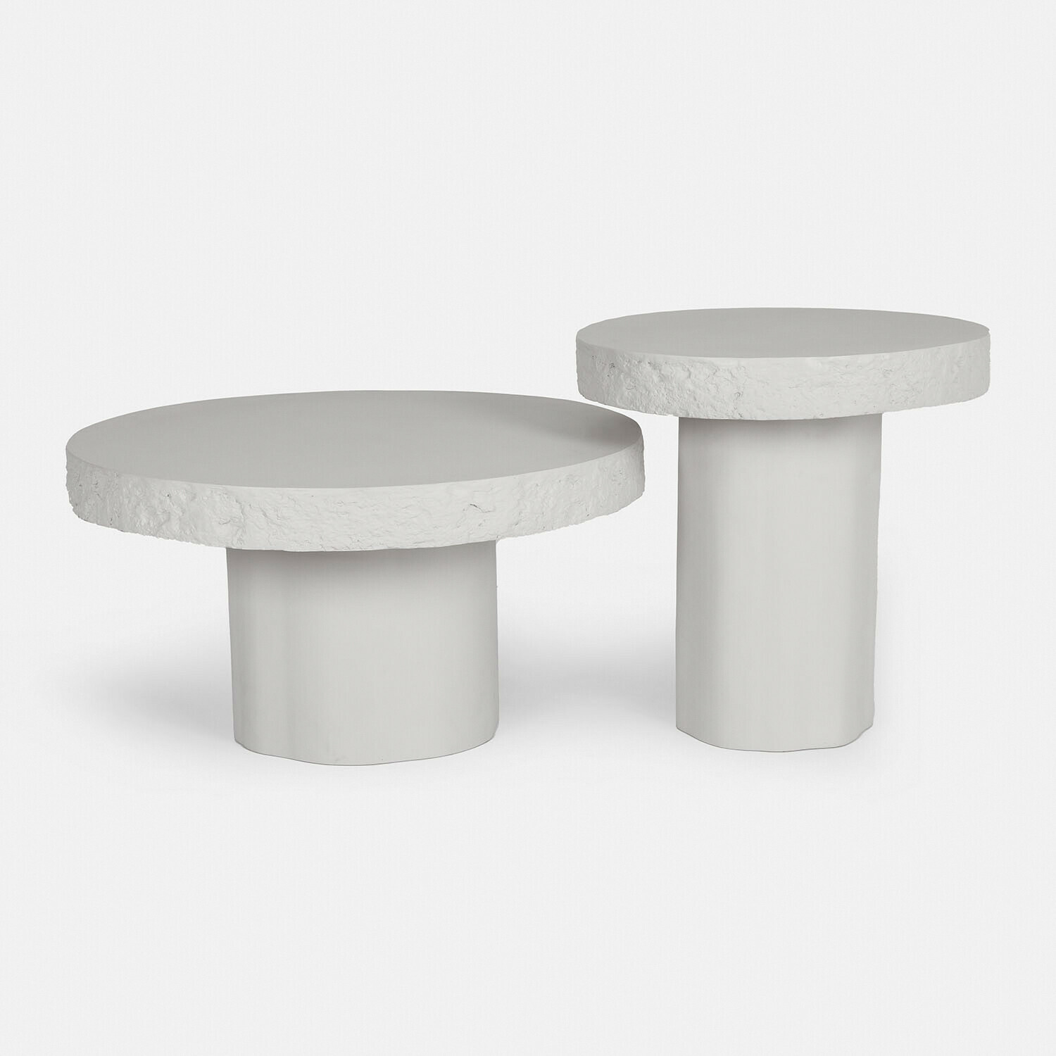 Salontafel set van 2 Tivoliq Set van twee witte betonnen salontafels met gestructureerd blad en cilindervormige voet