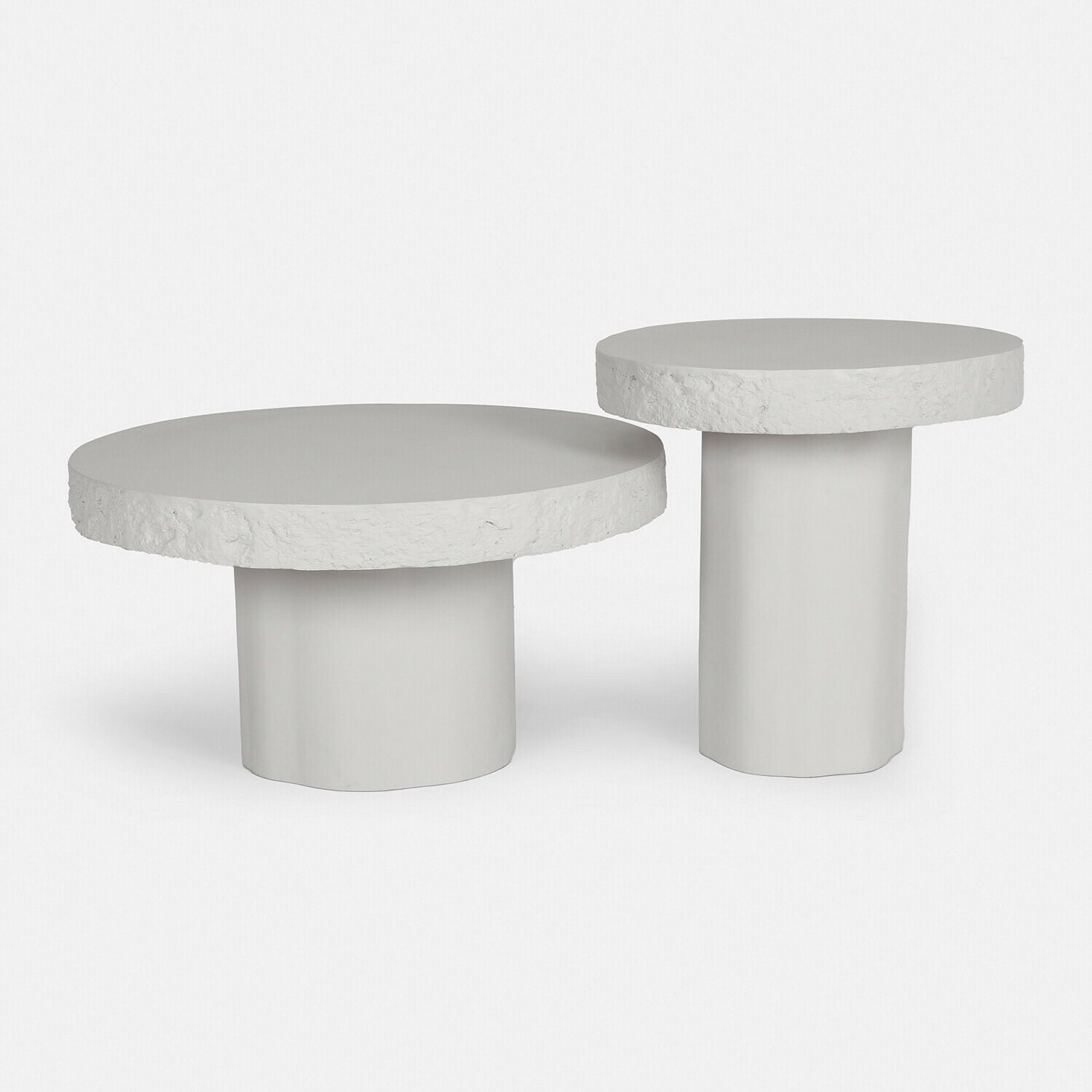 Salontafel set van 2 Tivoliq Set van twee witte betonnen salontafels met gestructureerd blad en cilindervormige voet