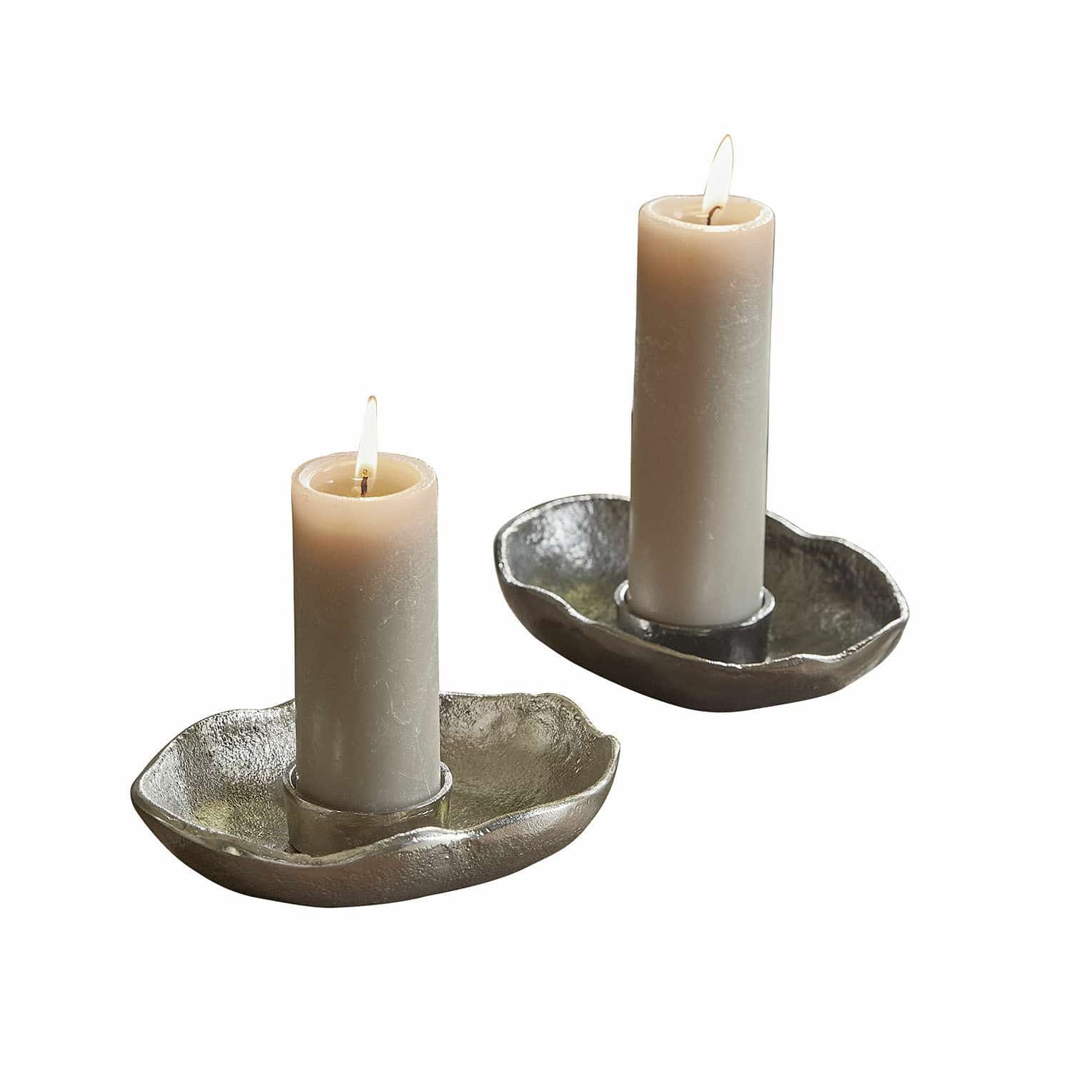 Kaarsenhouder set van 2 Quilvano Twee beige kaarsen in zilverkleurige metalen kandelaren met onregelmatige vorm, decoratief interieuritem