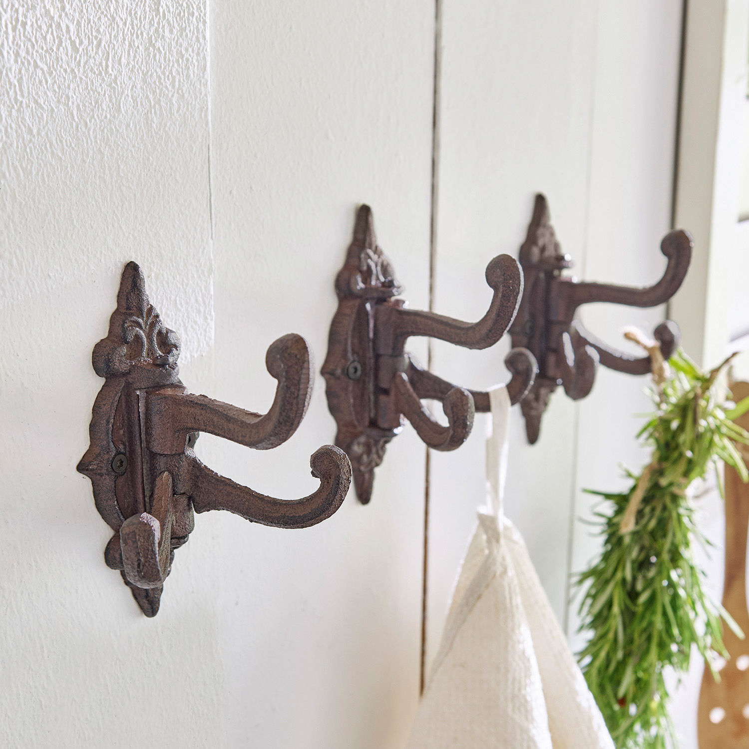Haak set van 3 Gratton Set van drie gietijzeren wandhaken in roestkleur vintage stijl voor het ophangen van handdoeken en decoraties