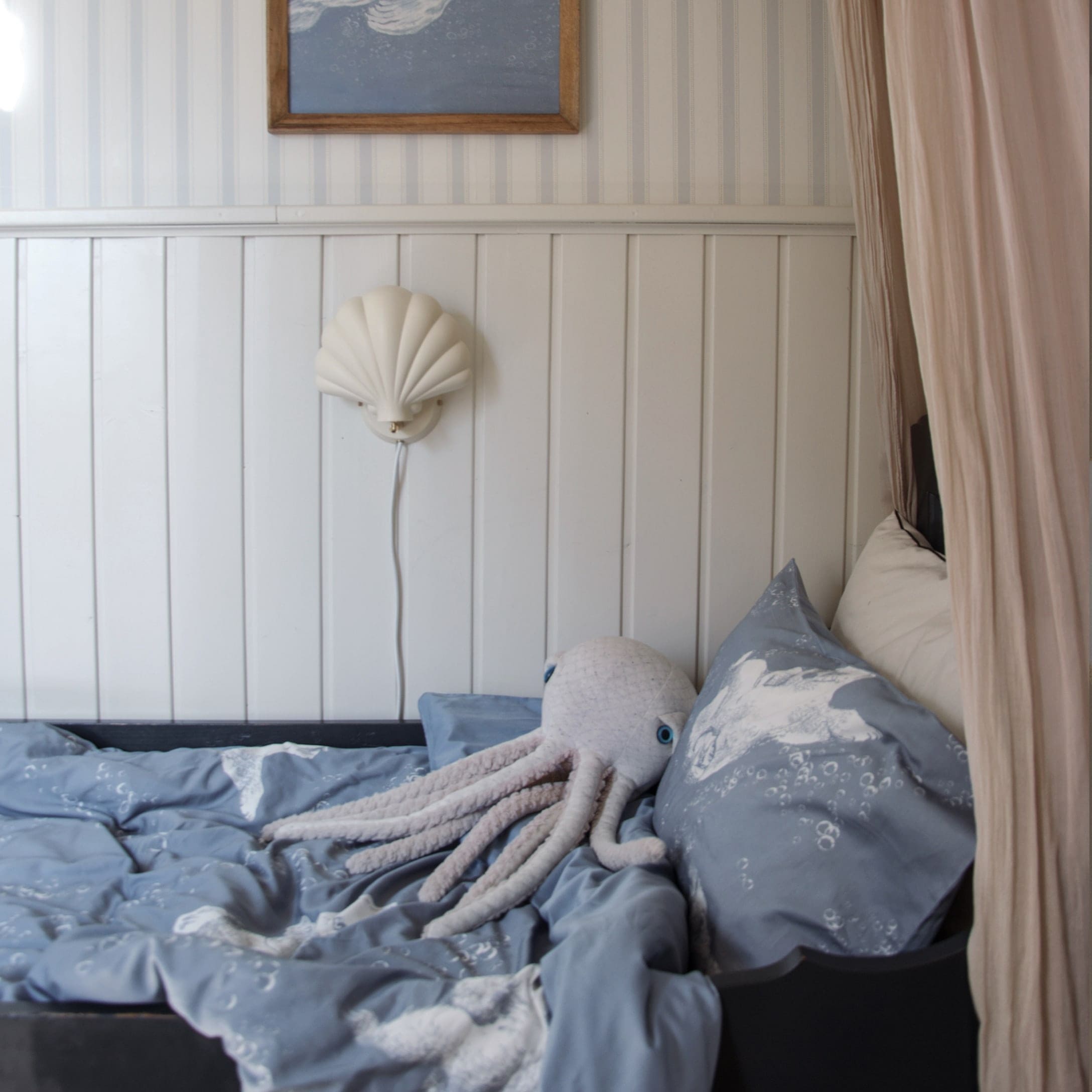 Blauw kinderdekbedovertrek met octopusmotief en pluche octopus op bed in kinderkamer