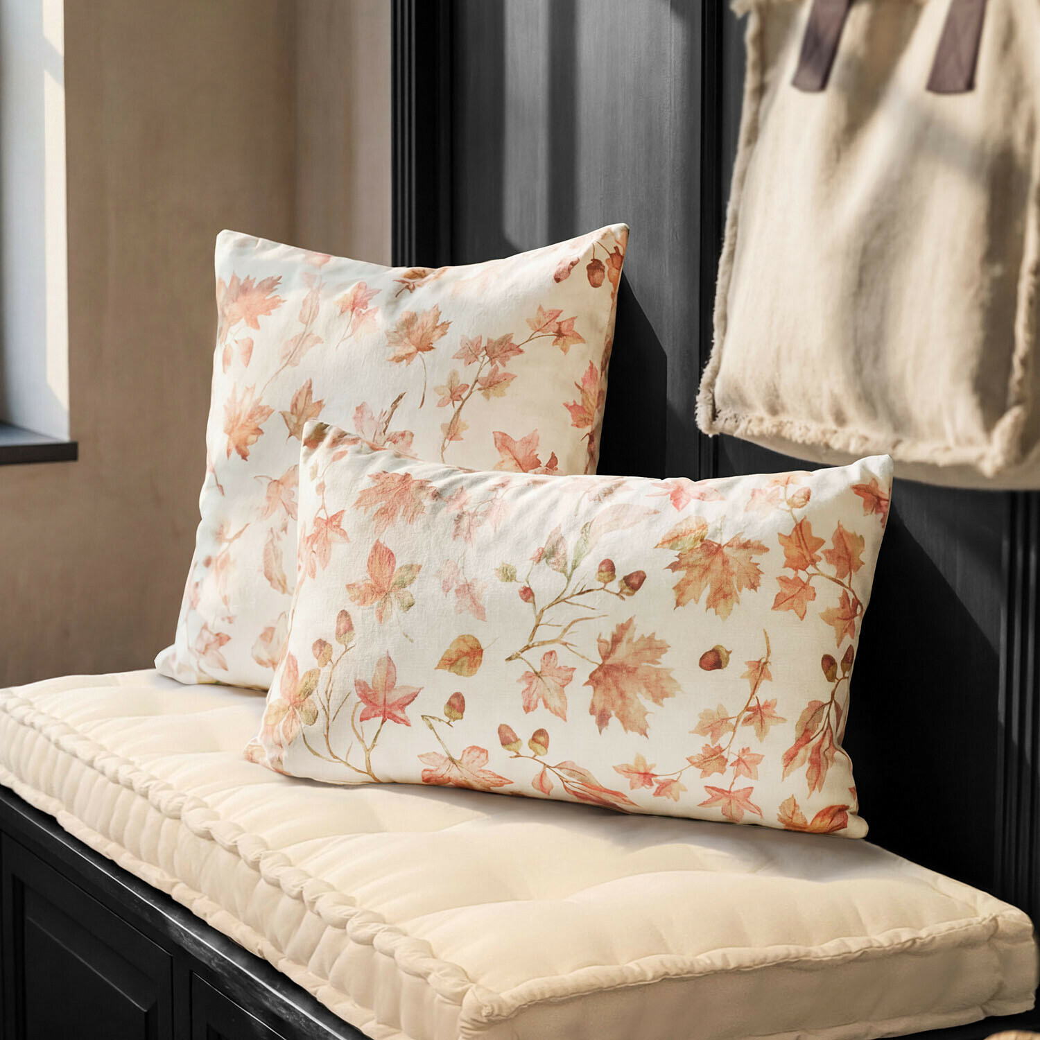 Kussenhoes set van 2 Junniper Decoratieve katoenen kussens in crème met herfstbladeren patroon op bank