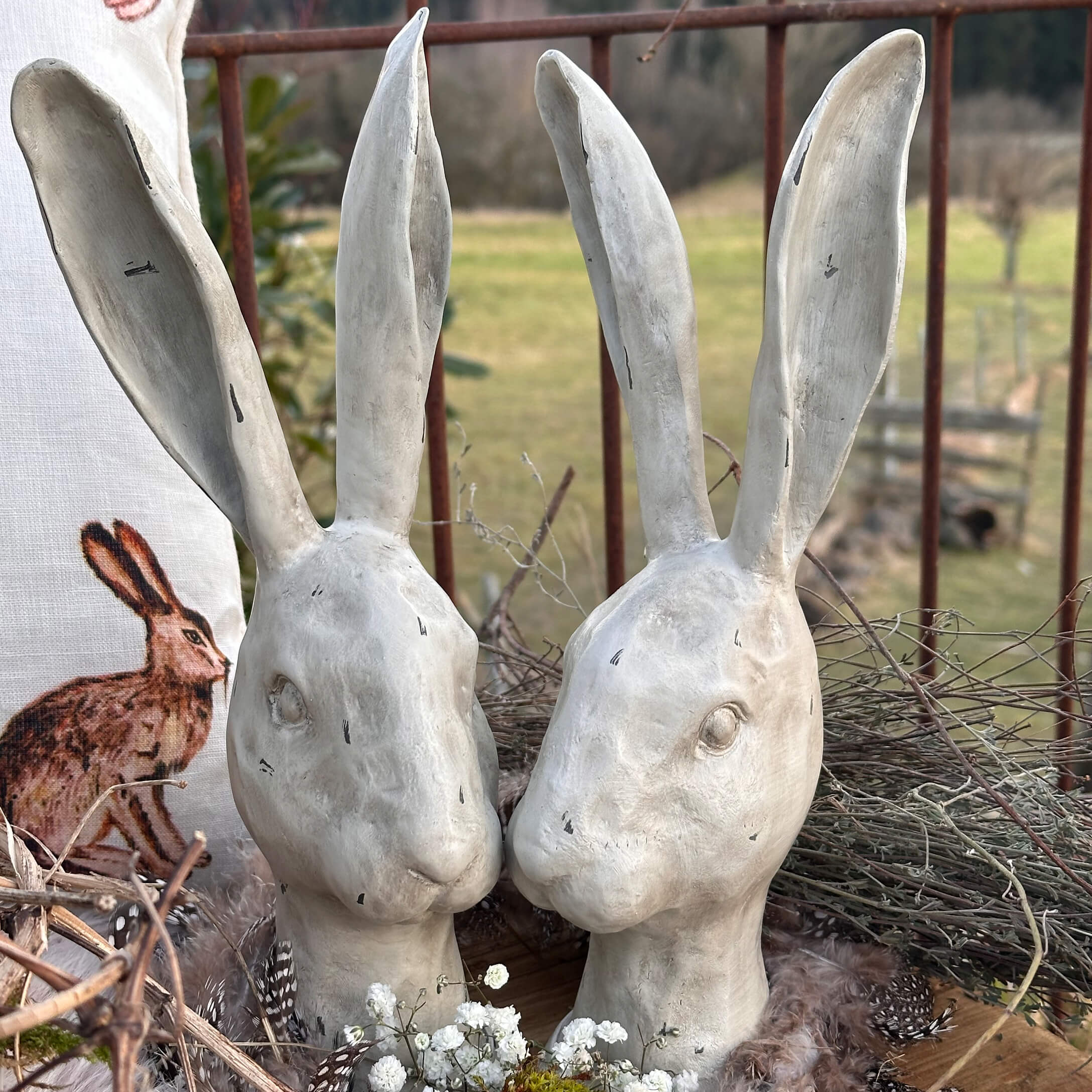 Witte keramische konijnenkoppen met lange oren als rustieke paasdecoratie