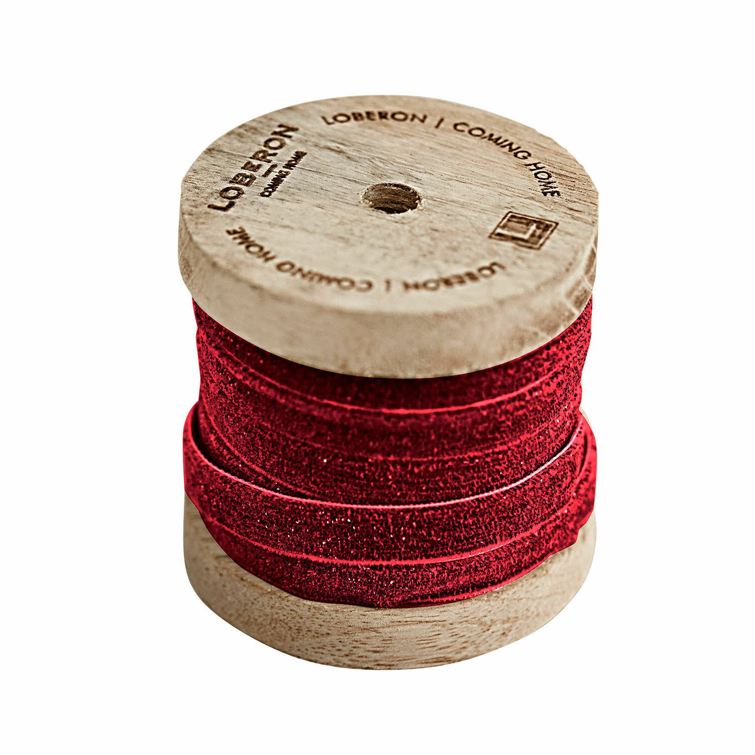 Rode fluwelen lint op houten klos, geschikt voor decoratie en knutselen