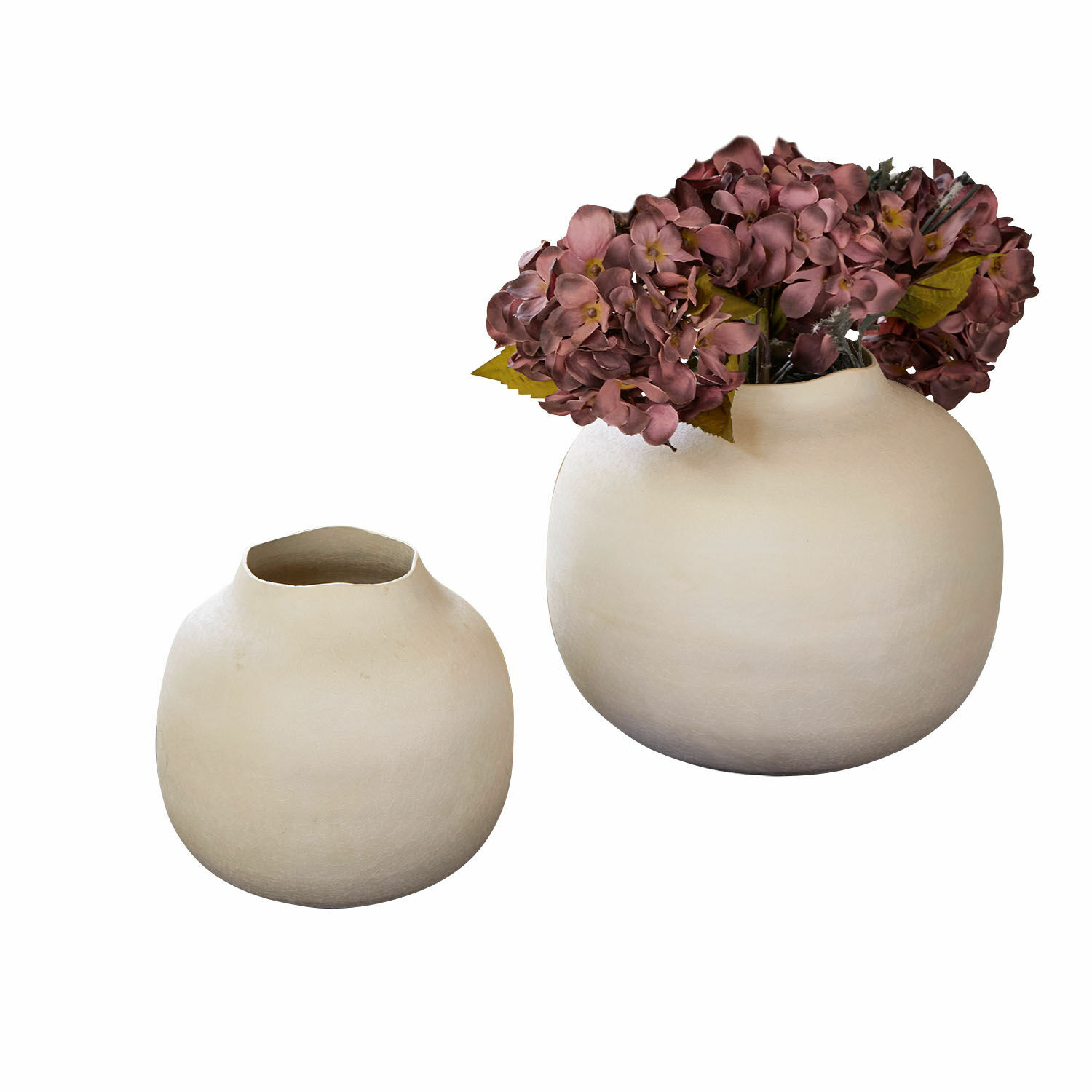 Vaas set van 2 Fleurons Set van twee crèmekleurige keramische vazen, één met roze bloemen, interieurdecoratie