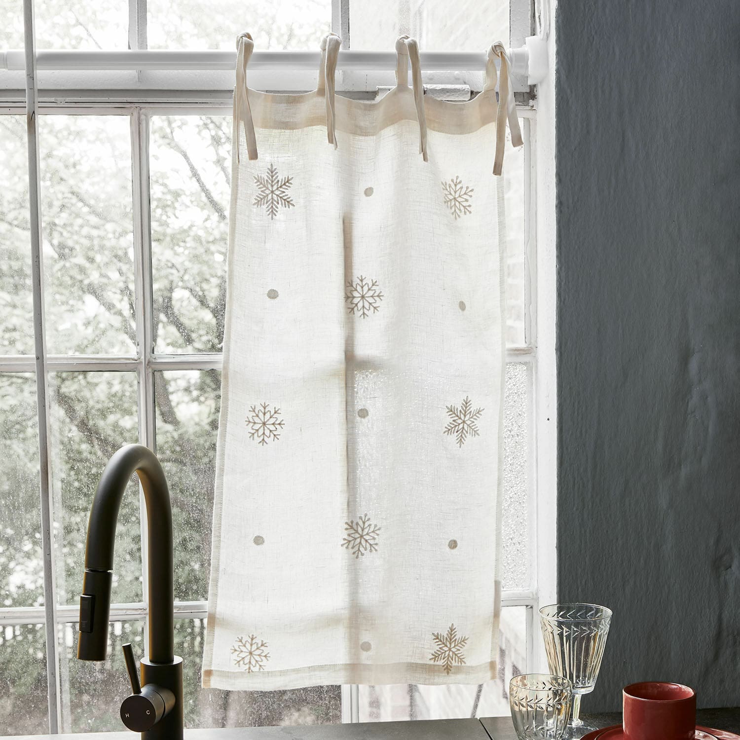 Vitrage Rashona Beige linnen gordijn met sneeuwvlokmotief, natuurlijke raamdecoratie voor keuken, lichte stof