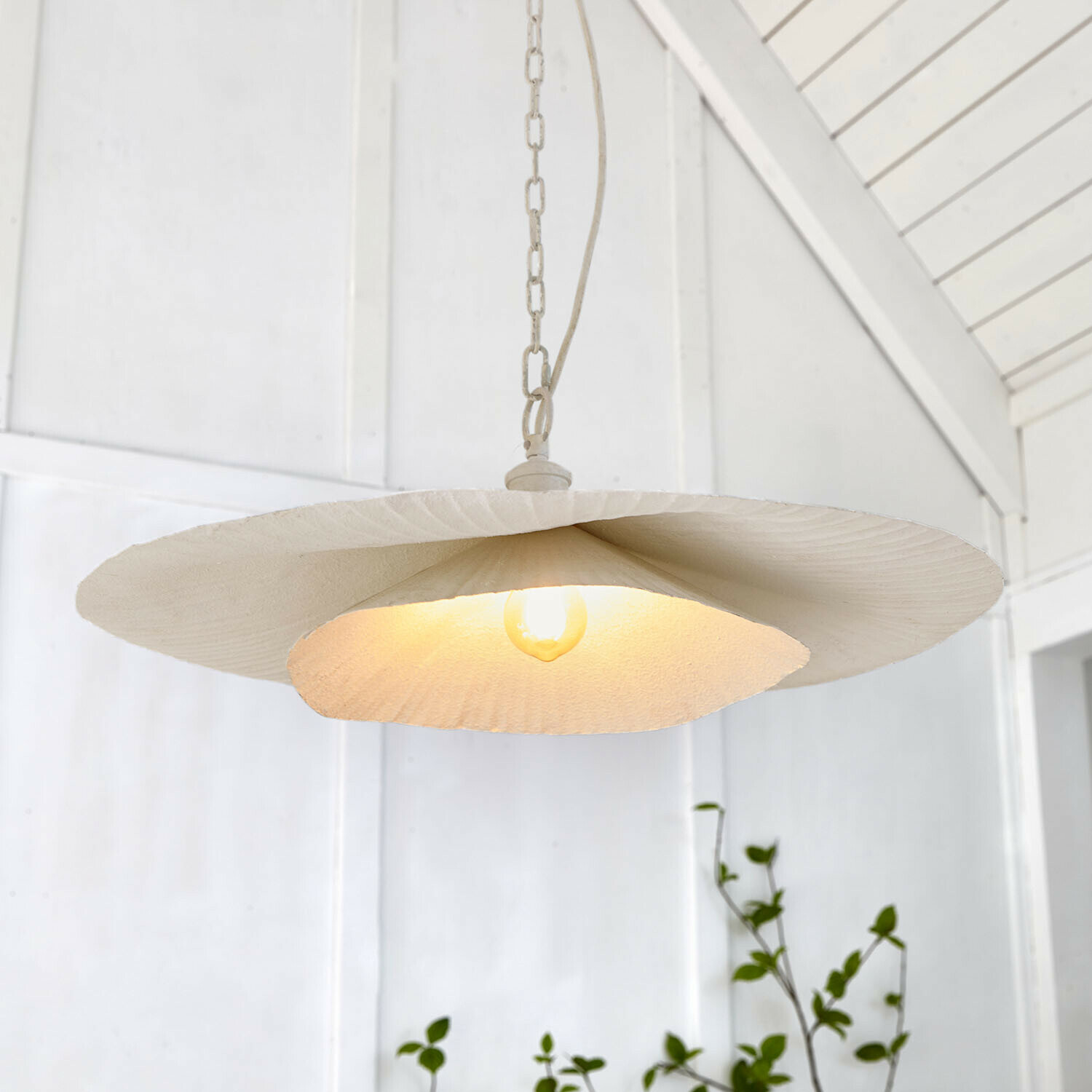 Hanglamp van wit materiaal met brede, golvende kap, moderne binnenverlichting