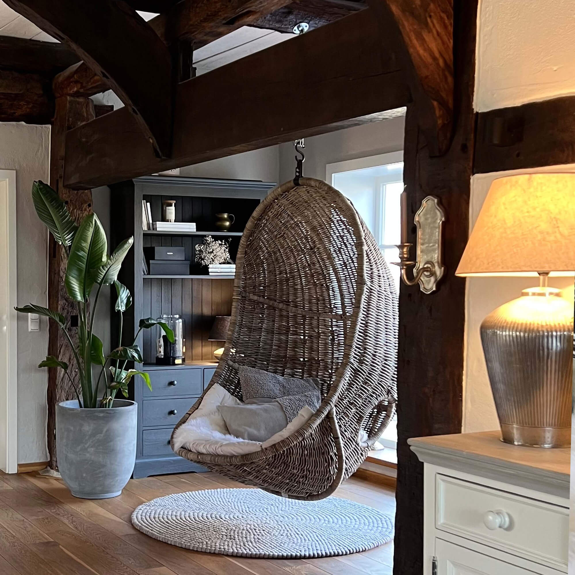 Hangstoel van natuurlijk riet met kussens, moderne woonkamerstoel voor ontspanning