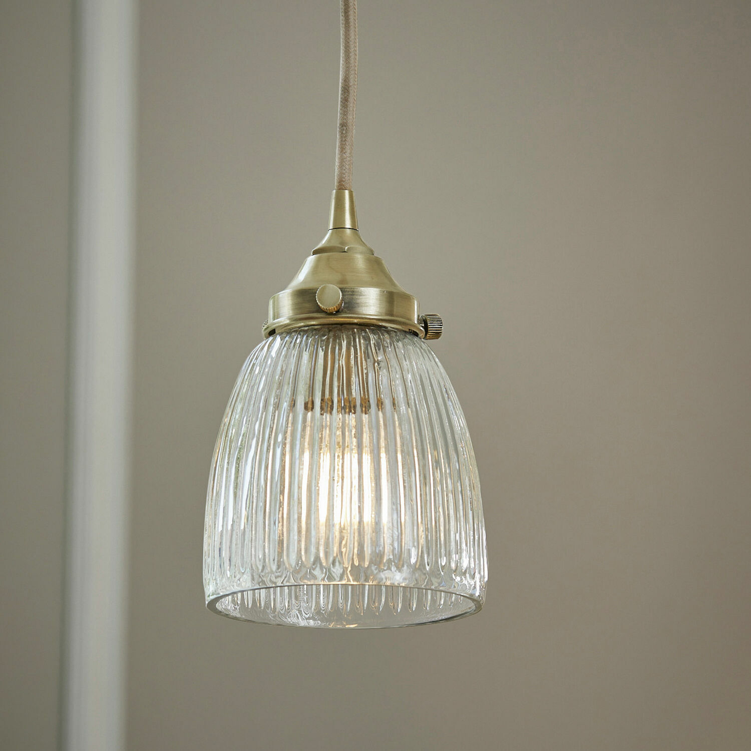 Hanglamp Tanaelva Glazen hanglamp met geel metalen afwerking en geribbeld kapje voor sfeervolle binnenverlichting