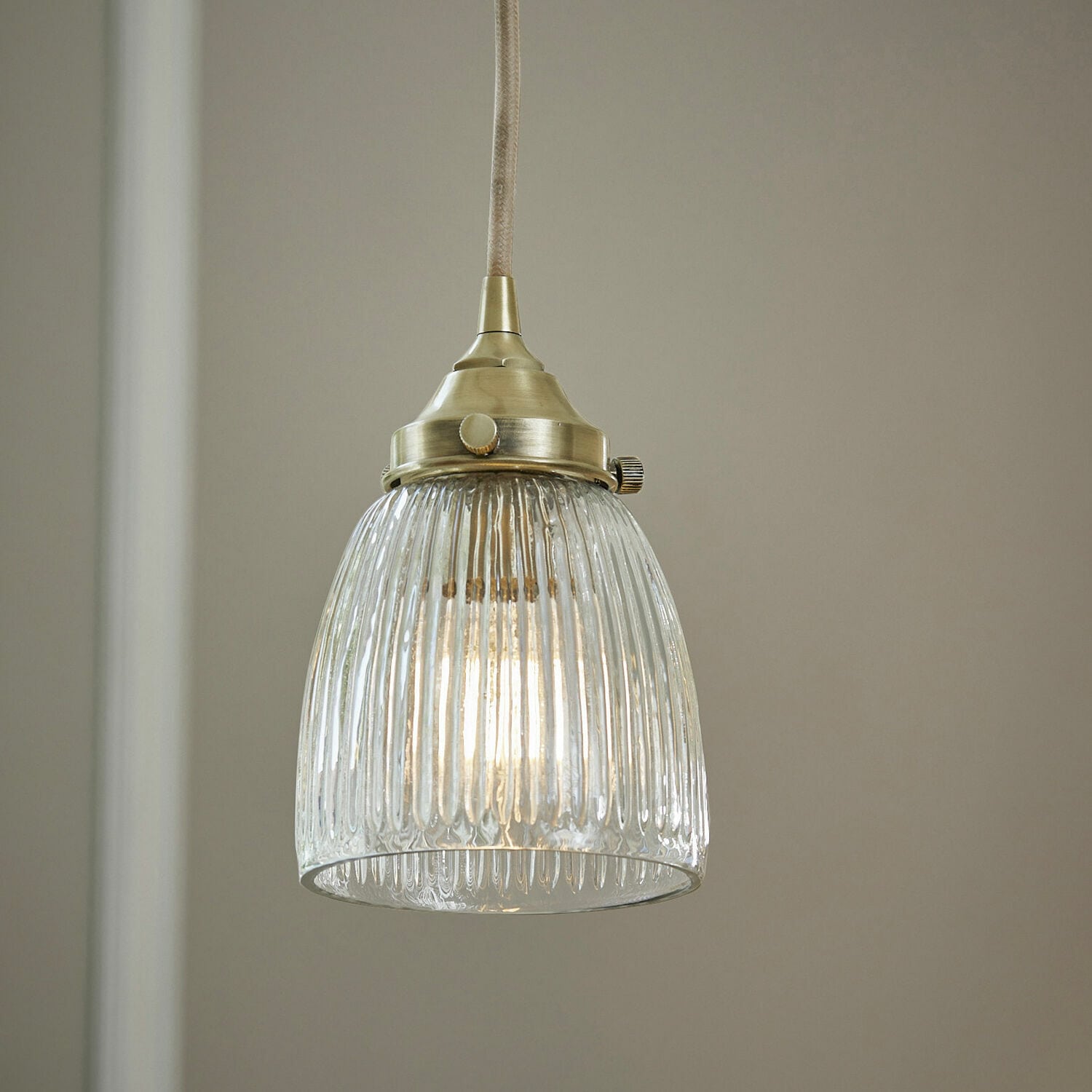 Hanglamp Tanaelva Glazen hanglamp met geel metalen afwerking en geribbeld kapje voor sfeervolle binnenverlichting