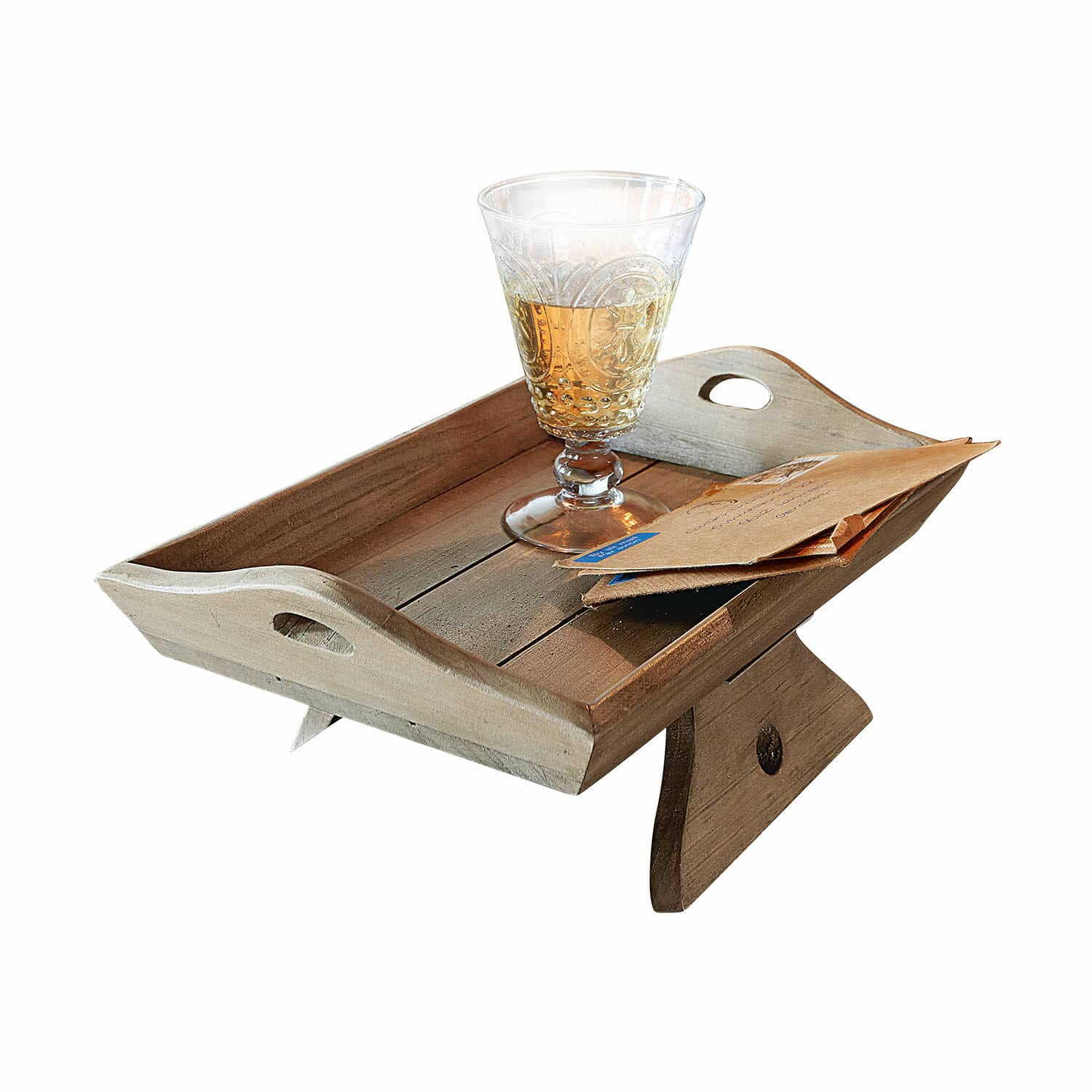 Bruin houten dienblad Walcott met handvatten, glas en enveloppen erop, decoratief serveerblad