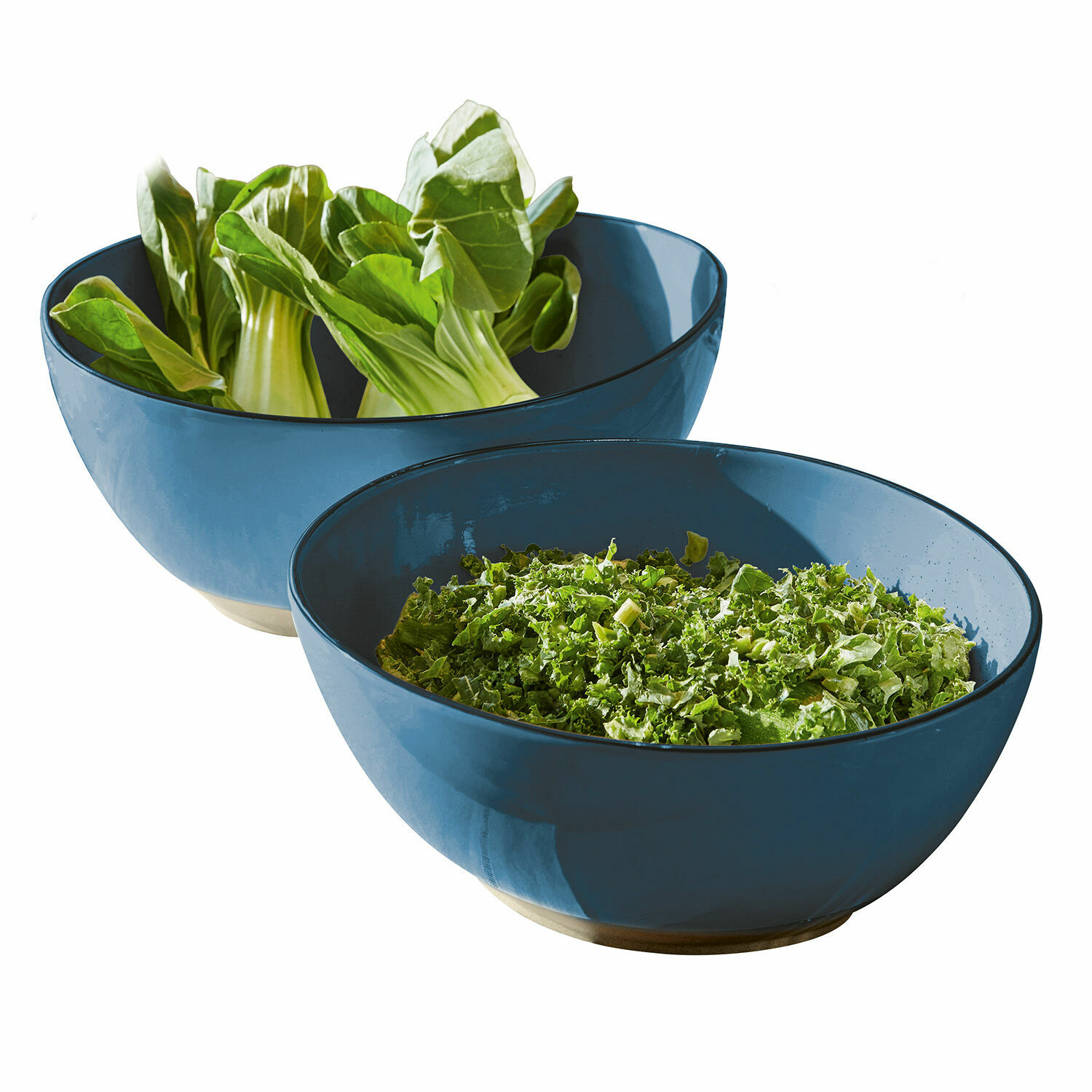 Twee blauwe keramische kommen met groene sla, ideaal voor salades en keuken