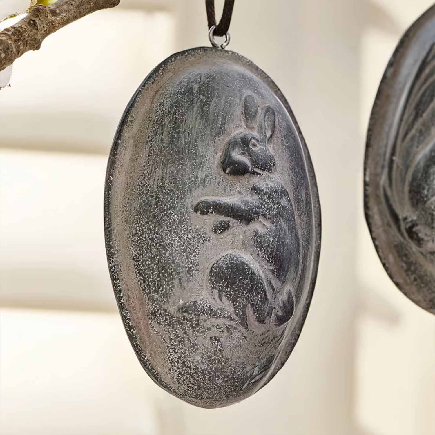 Ovale metalen hanger met konijnenreliëf in grijs, paashanger decoratie