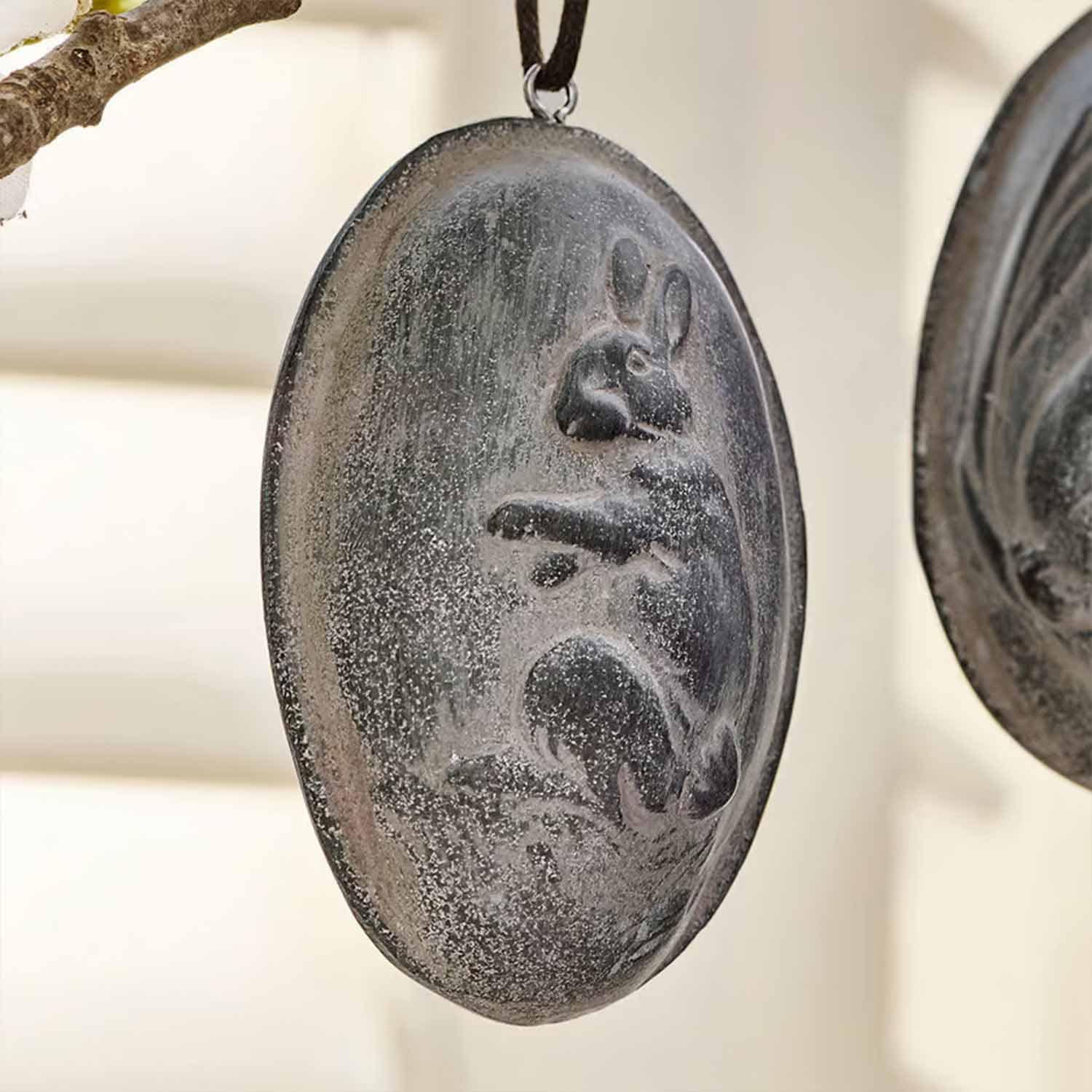Ovale metalen hanger met konijnenreliëf in grijs, paashanger decoratie