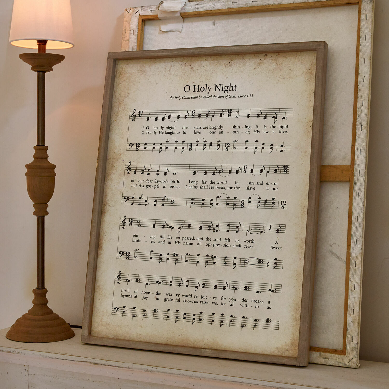 Afbeelding Holy Night Schilderij met bladmuziek en tekst van O Holy Night in houten lijst naast lamp
