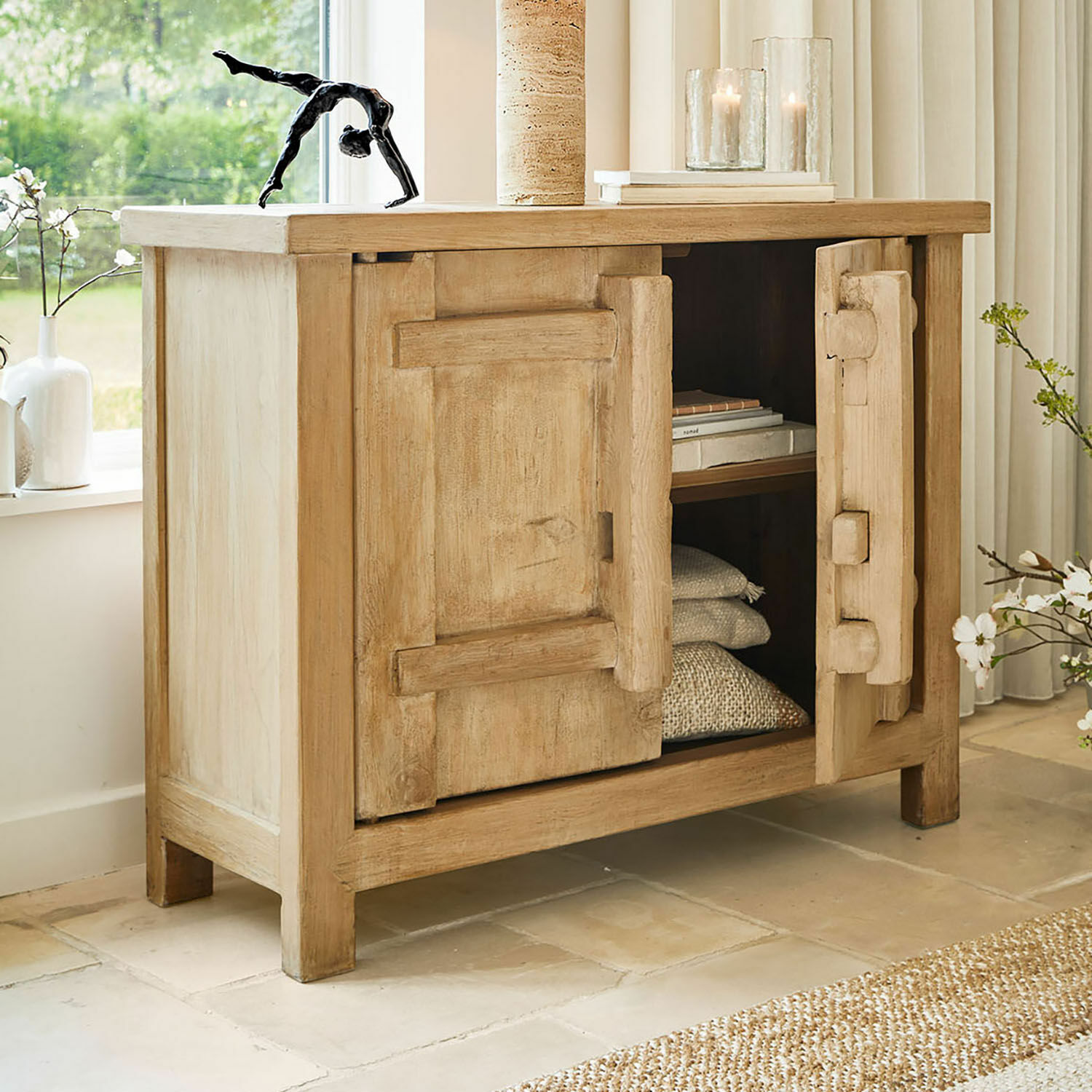 Lage kast Trésorique Houten dressoir in natuurlijke kleur met open deuren en decoraties erop, woonkamermeubel