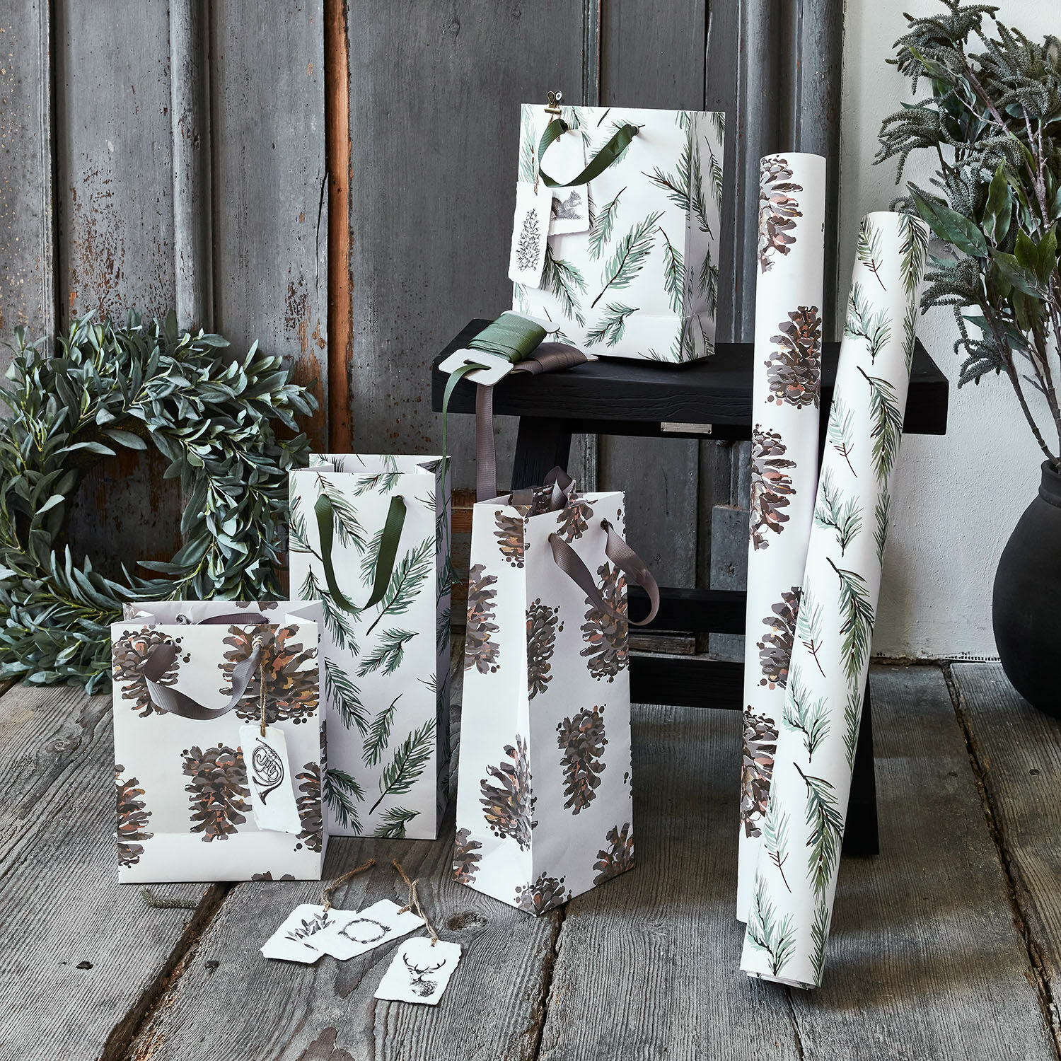 Set papieren tassen en inpakpapier met dennenappel- en takmotief in natuurlijke kleuren