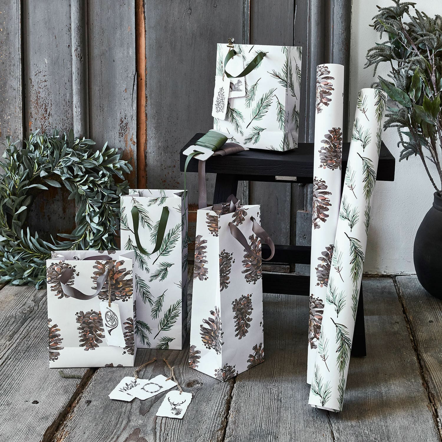Verpakkingsset FSC®-Mix Jiva Set papieren tassen en inpakpapier met dennenappel- en takmotief in natuurlijke kleuren