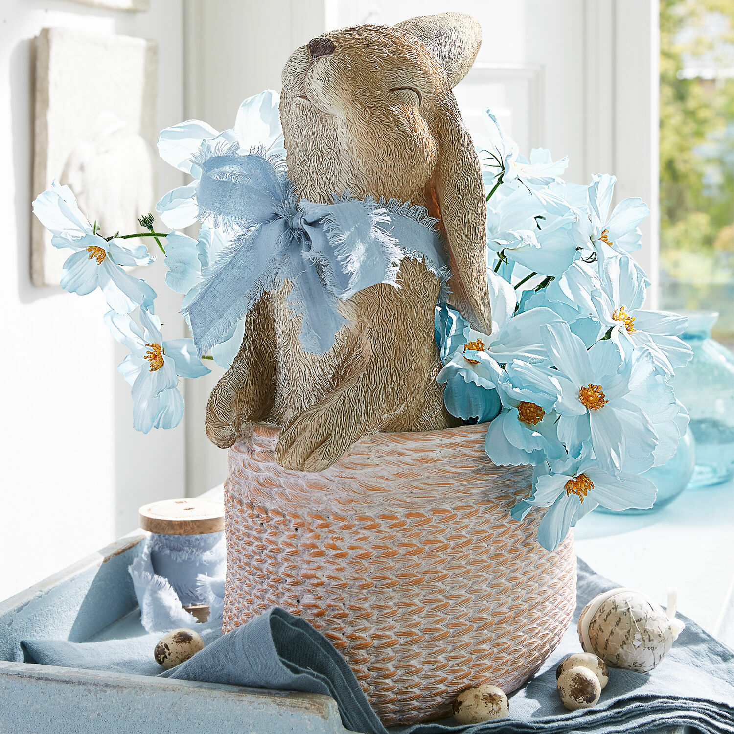 Sierpot Merisette Decoratief konijn van materiaal in mand met blauwe bloemen en strik voor lentebehang