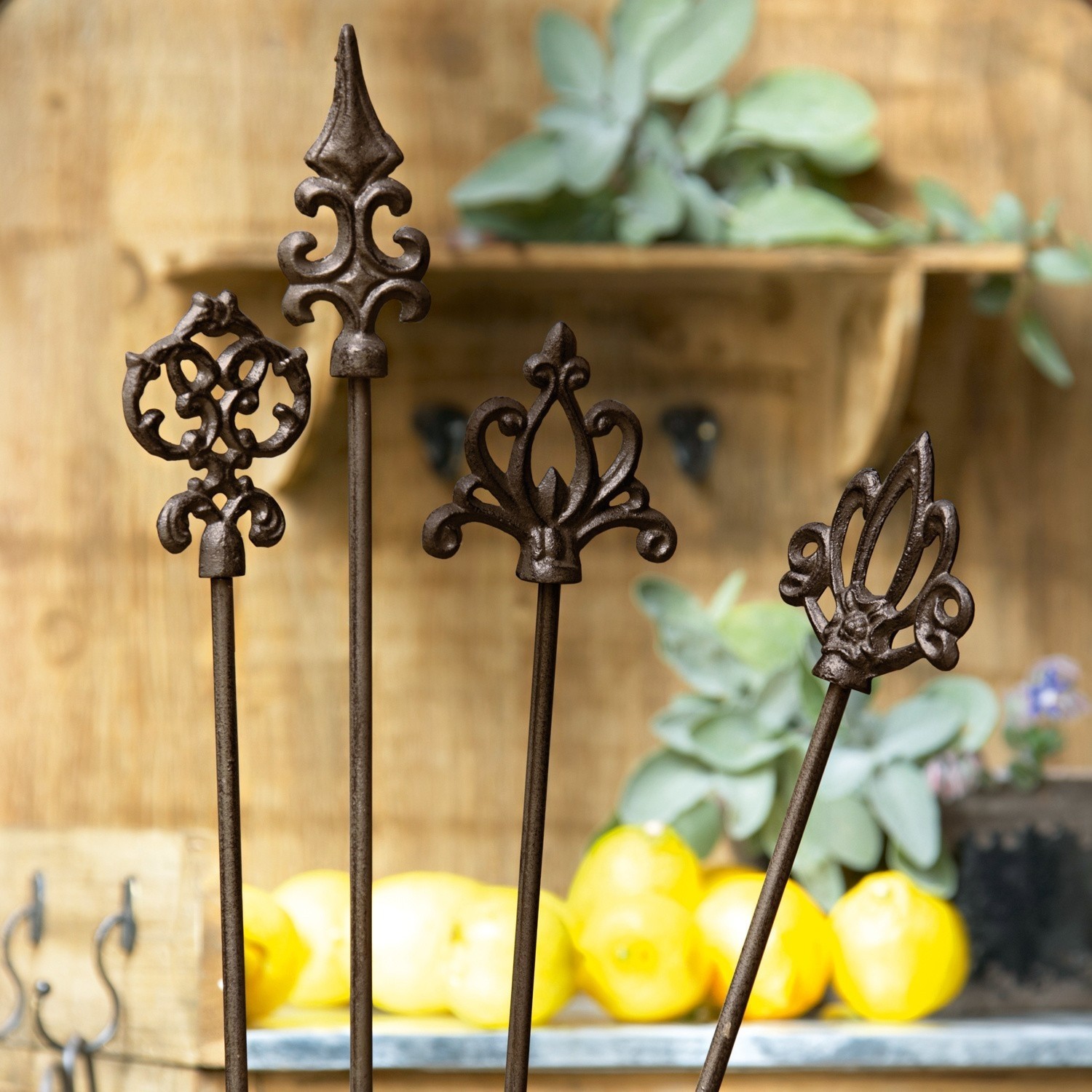 Rozenstaaf set van 4 Baton Set van vier decoratieve metalen tuinstokken met roestkleurige afwerking en bloemmotieven