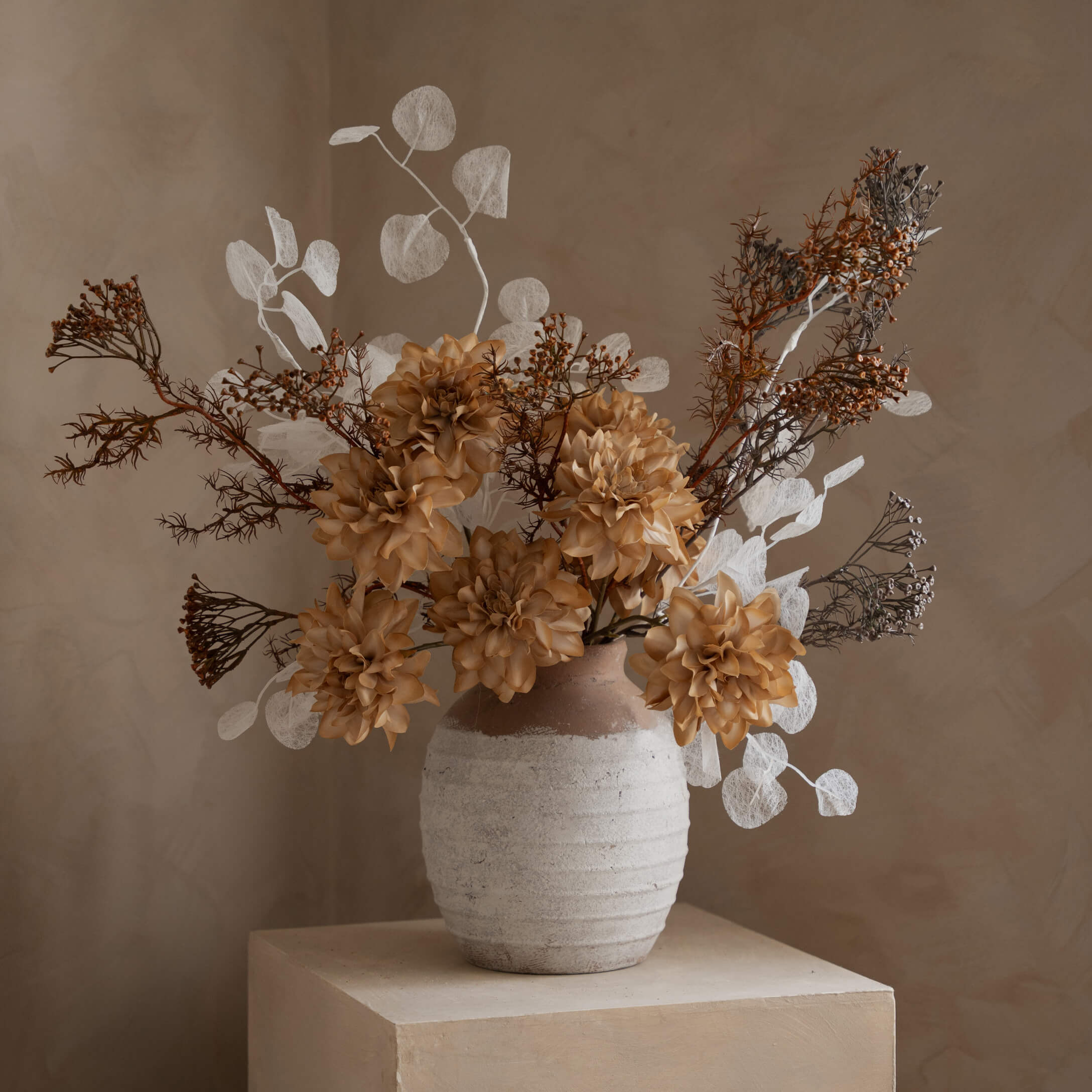Decoratieve bos kunstbloemen in beige-bruin keramische vaas voor interieurdecoratie
