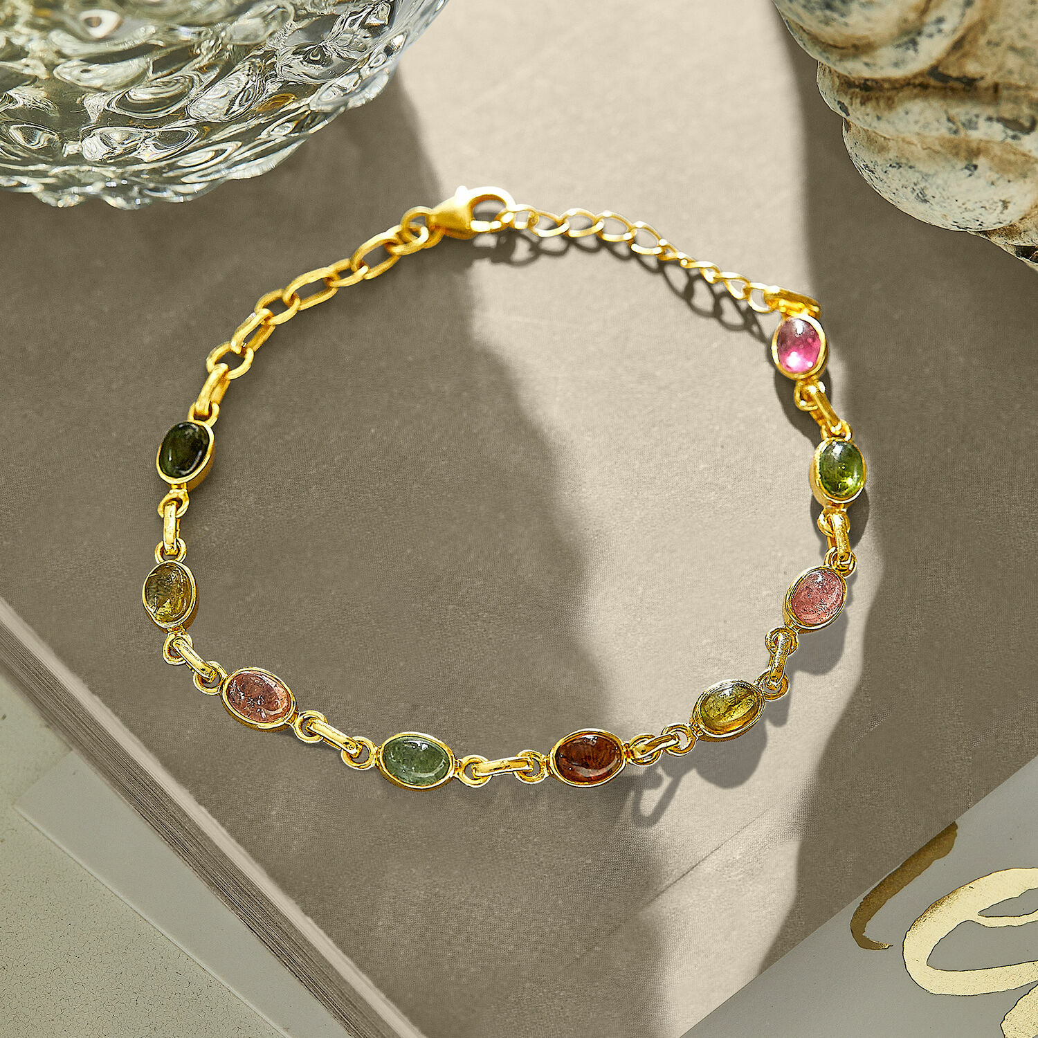 Gouden armband met gekleurde edelstenen aan ketting, elegante dames sieraden