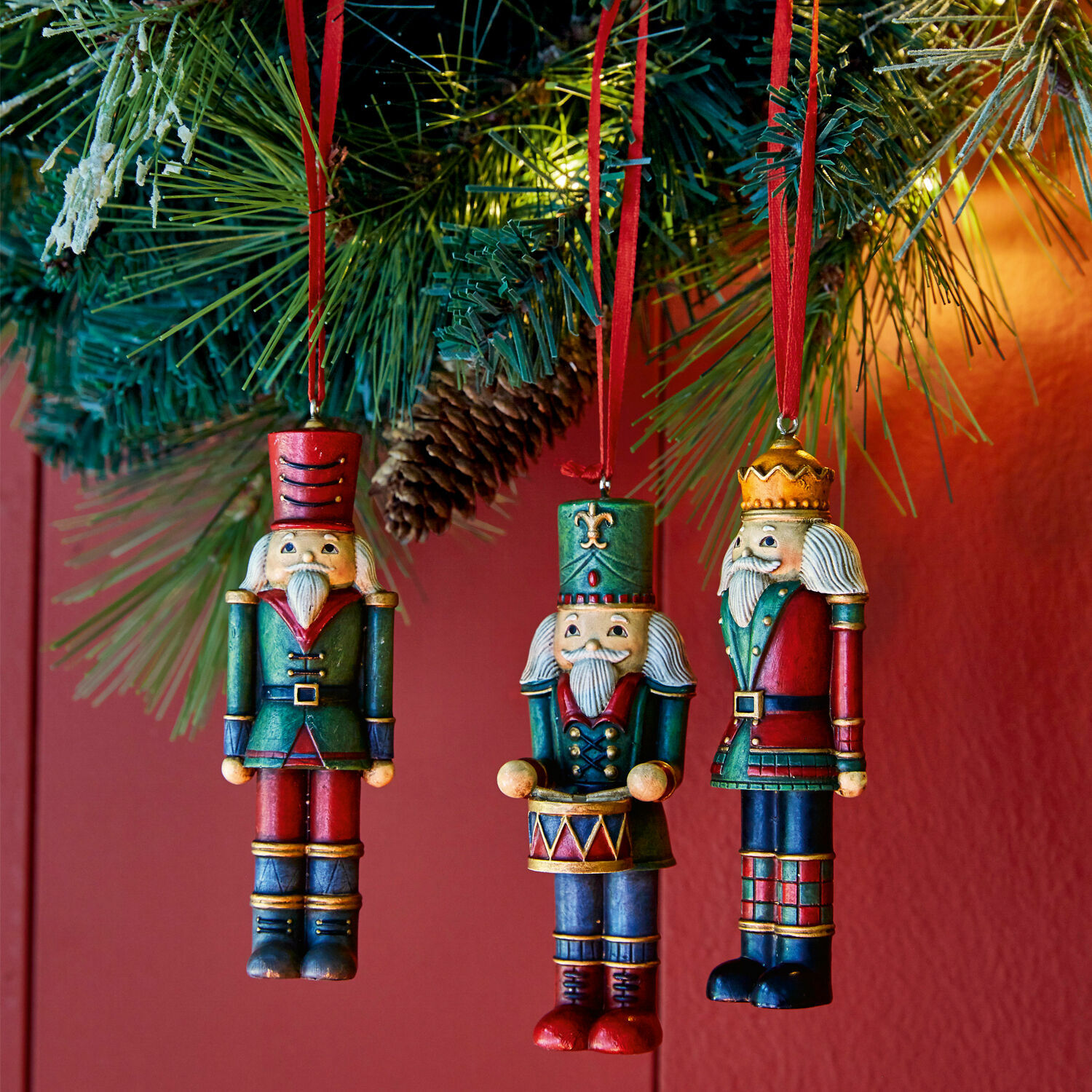Hanger set van 3 Laudat Drie houten kerstversieringen in de vorm van rode en groene soldaatjes hangend aan een dennen tak