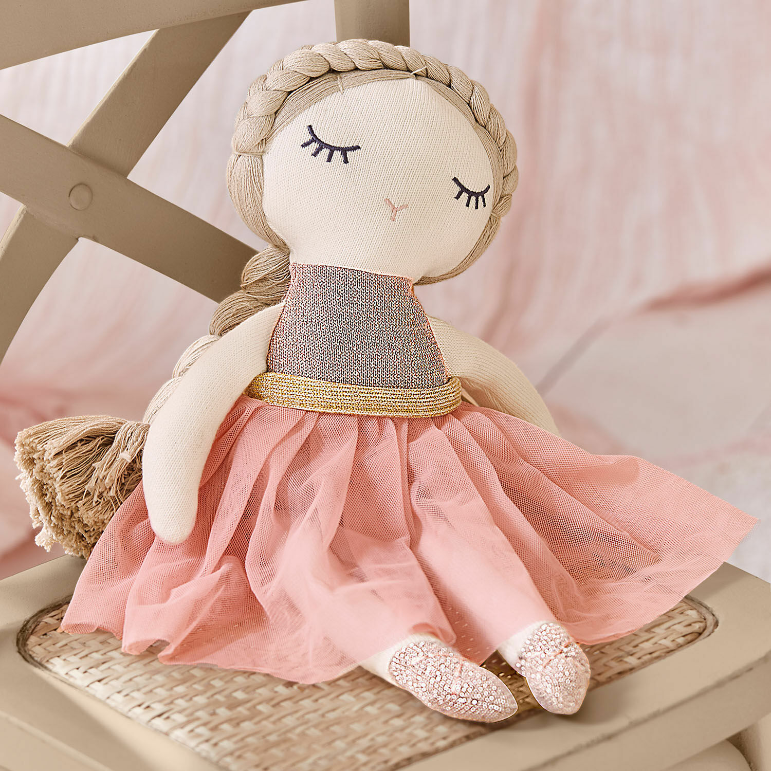Stoffen pop Pebblino Stoffen pop met roze tule jurk en gouden riem zittend op een beige stoel, decoratief speelgoed