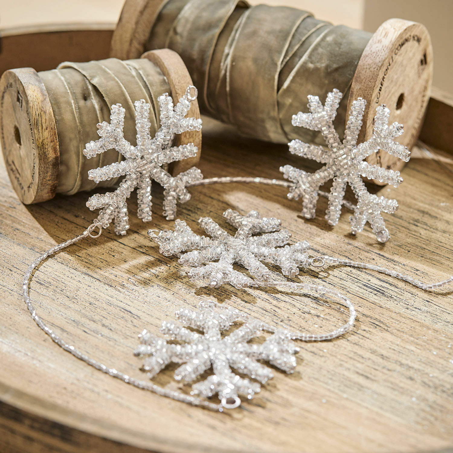 Guirlande Snowflakes Decoratieve kralenketting met sneeuwvlokken op houten dienblad voor kerstdecoratie