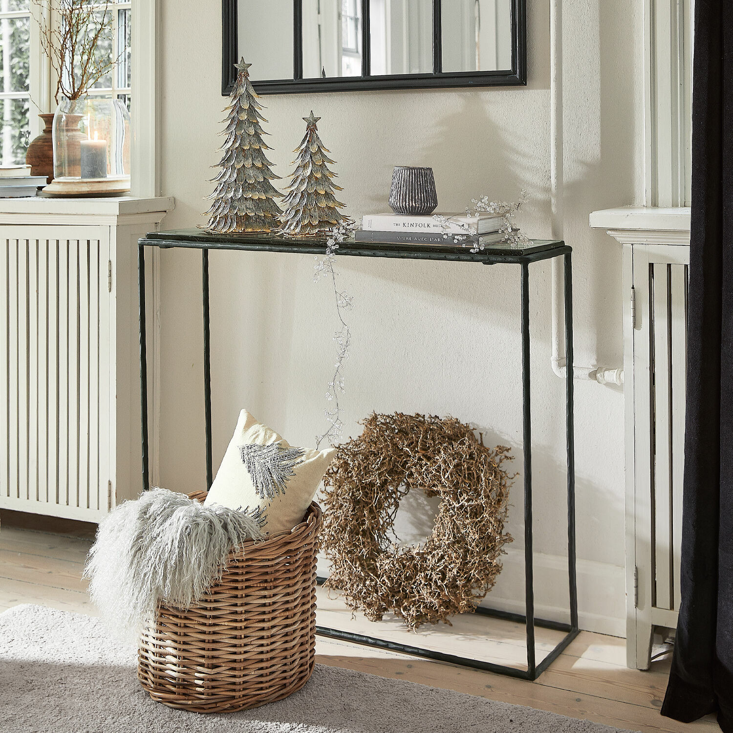 Sidetable Moonvale Zwarte metalen sidetable met glazen blad, kerstdecoratie en rieten mand met kussen